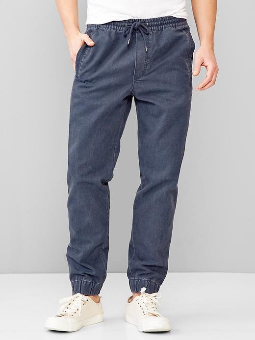 JOGGING IN PANTS