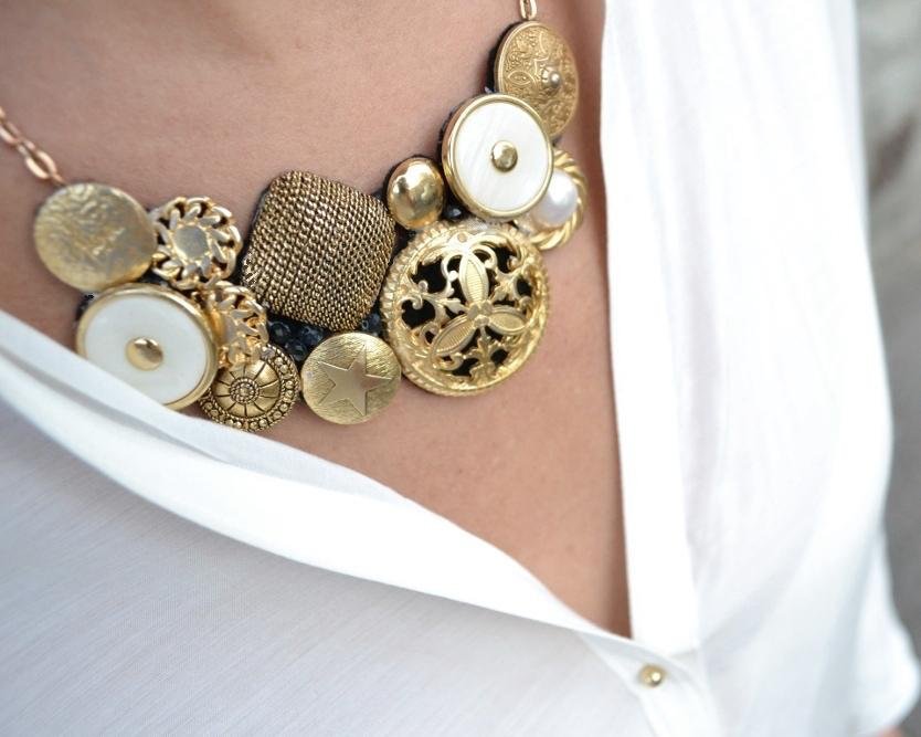 VINTAGE BUTTON NECKLACE