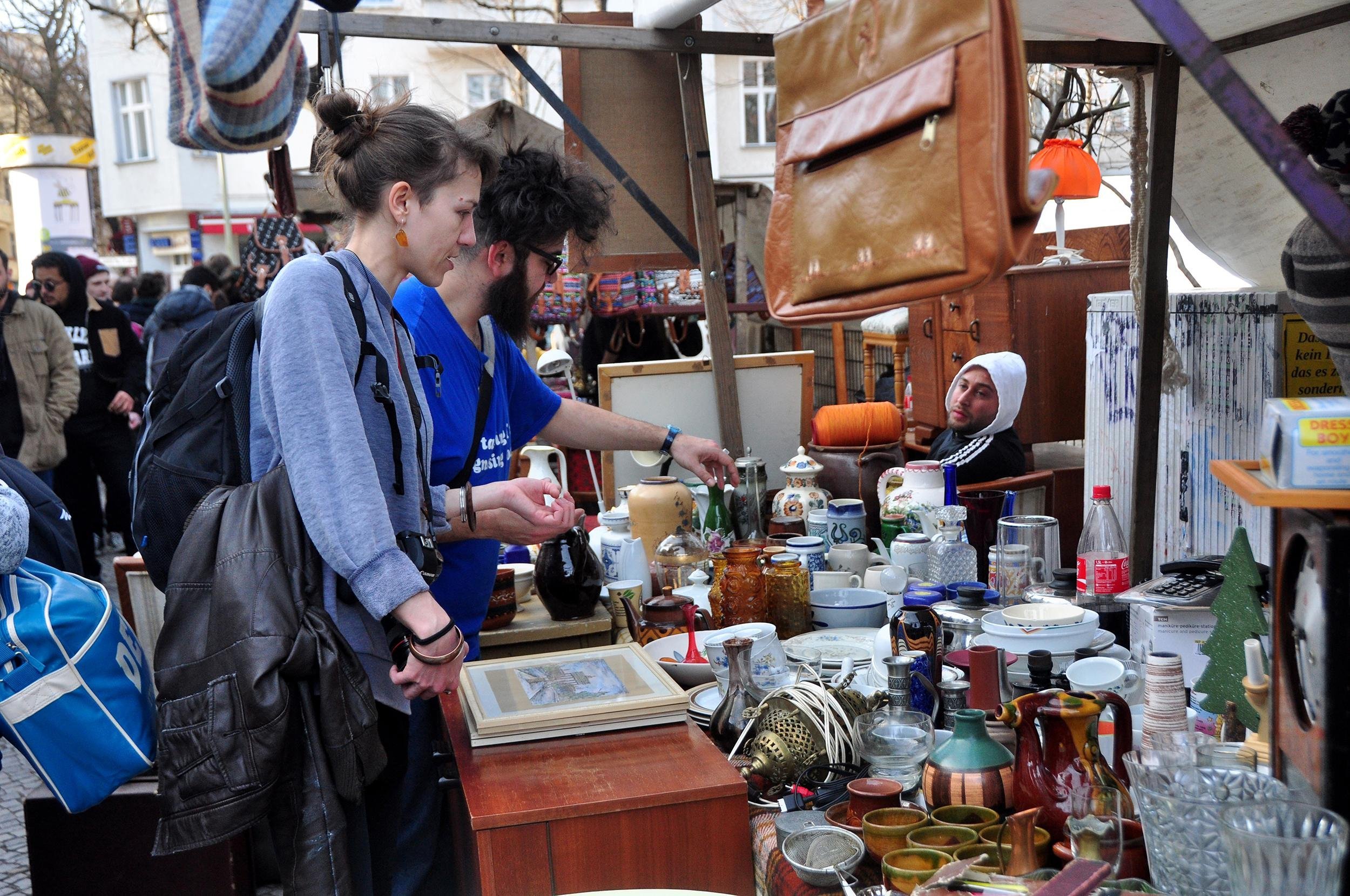 BROWSE A FLEA MARKET