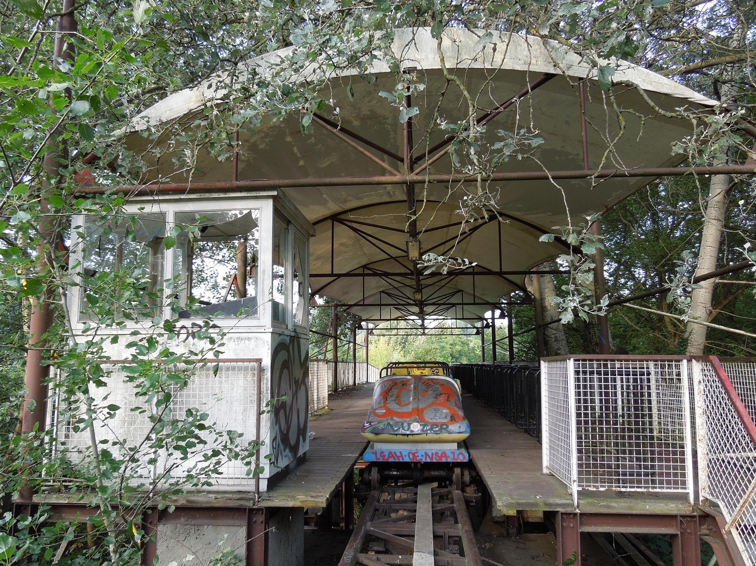 GET THE CREEPS AT AN ABANDONED AMUSEMENT PARK