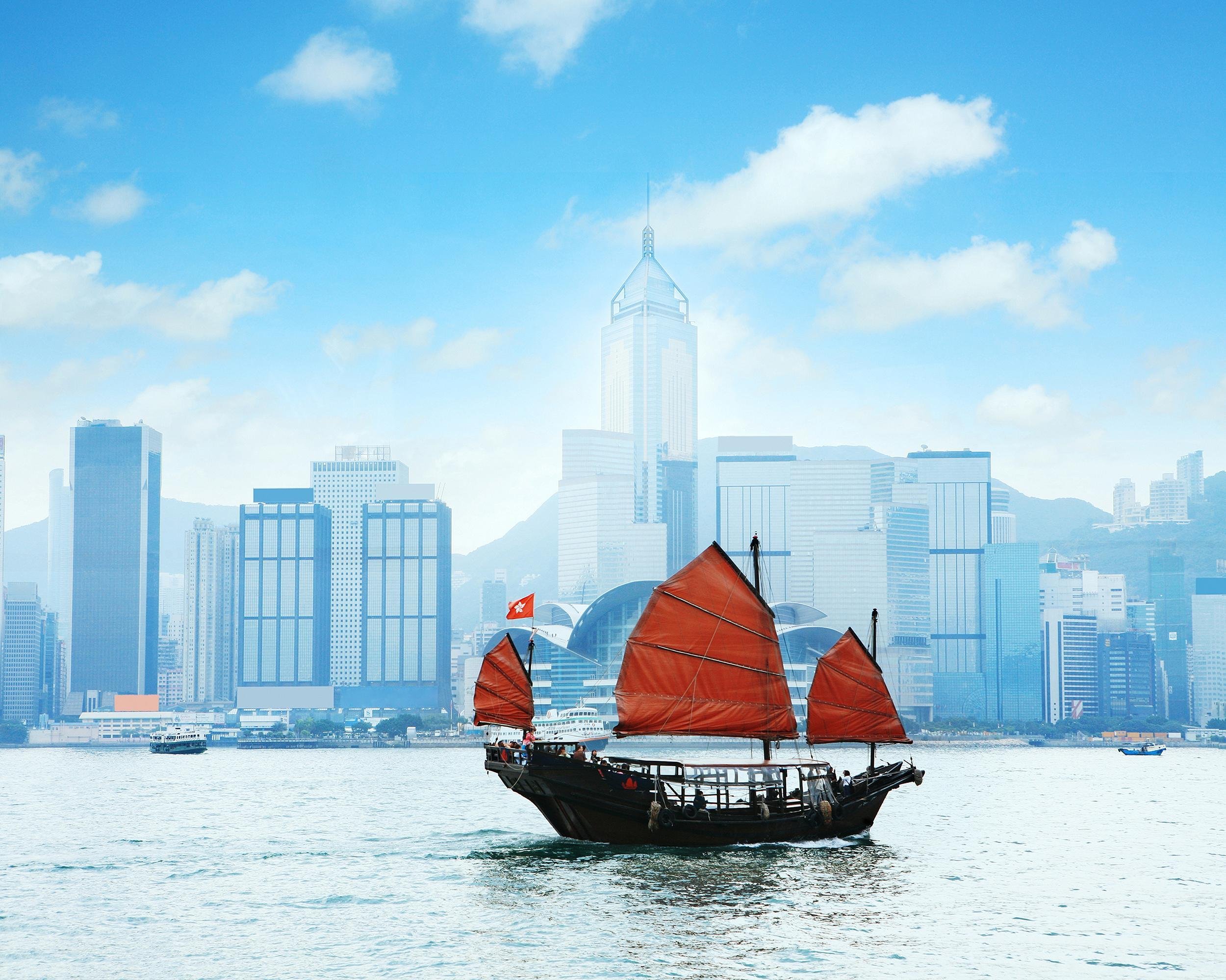 SAIL HONG KONG'S VICTORIA BAY ON A TRADITIONAL JUNK