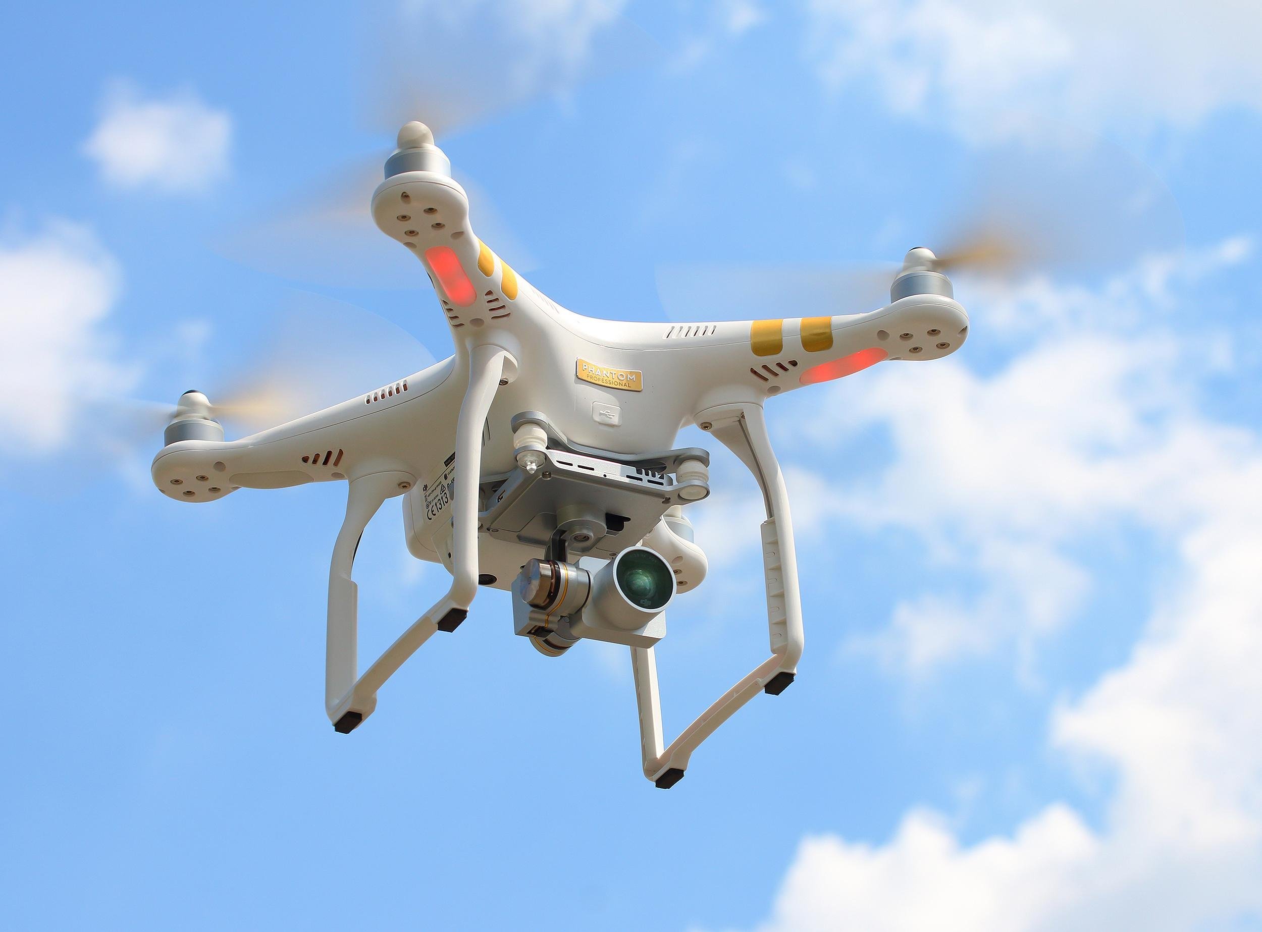 DRONES: DJI PHANTOM 3 PROFESSIONAL