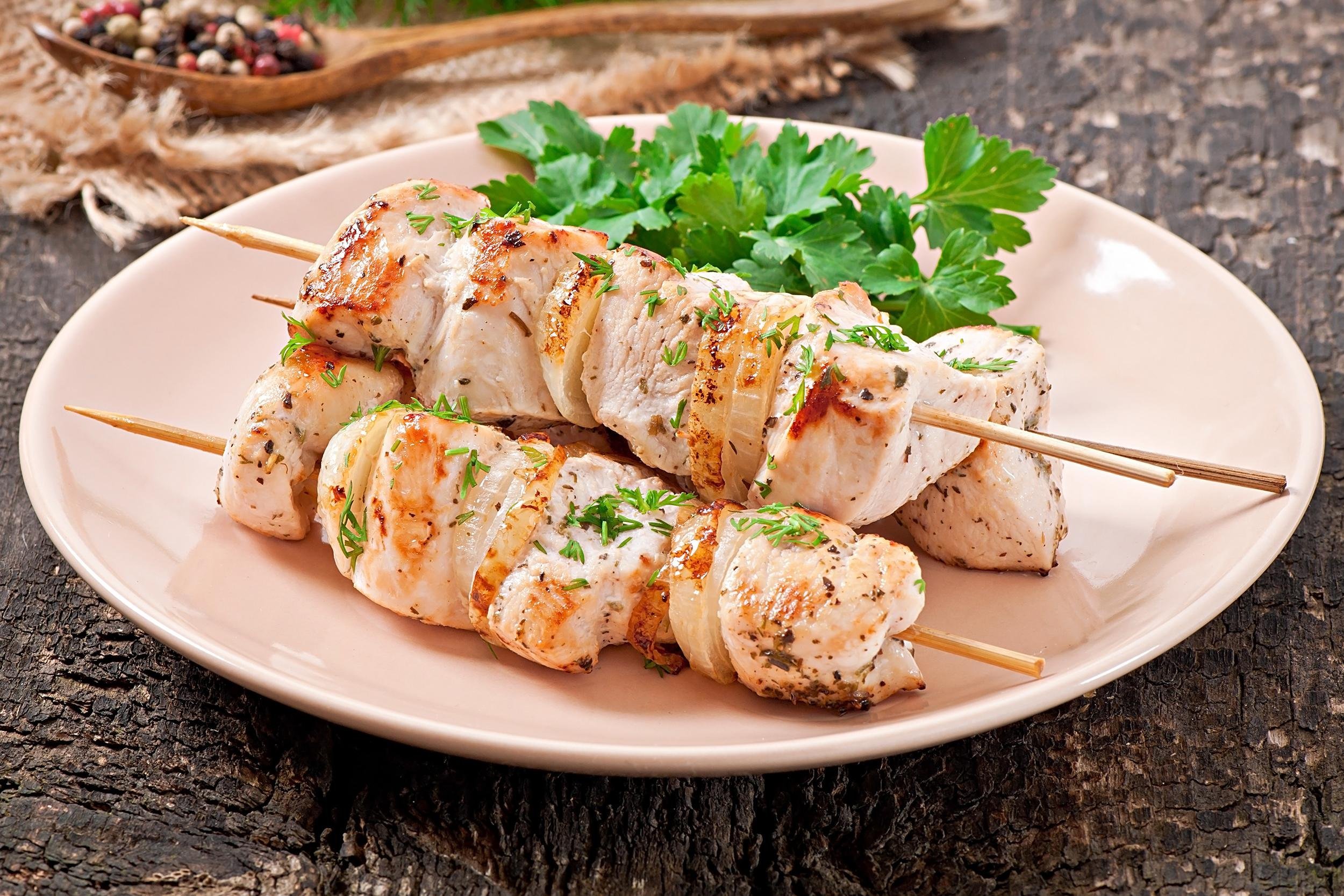 CHICKEN SKEWERS WITH TZATZIKI SAUCE AND BROWN RICE