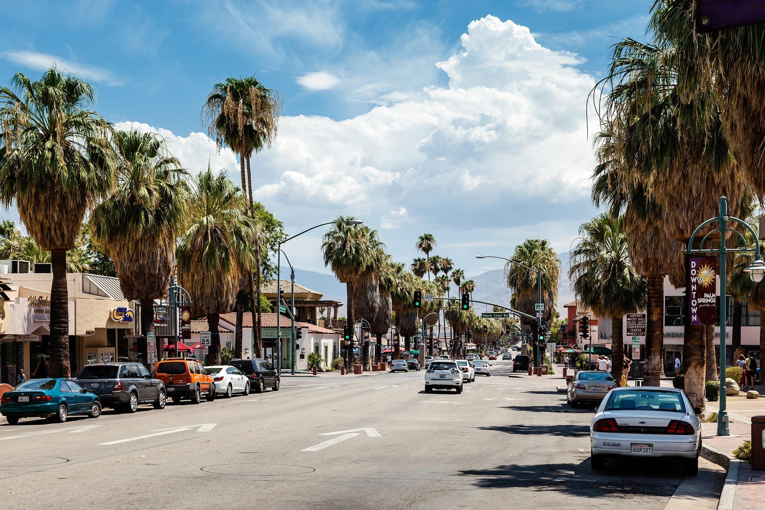 WINDOW SHOP ON PALM CANYON DRIVE