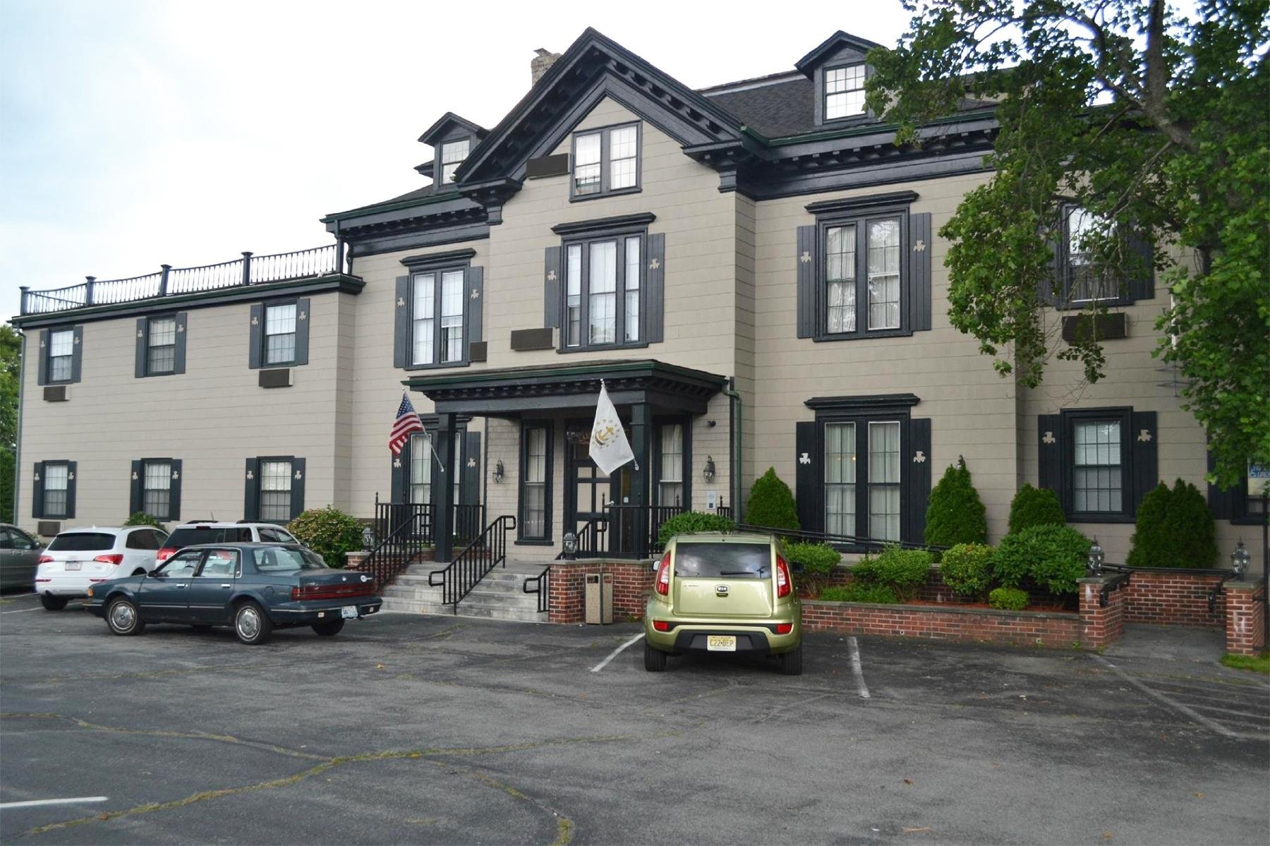RHODE ISLAND: CARRIAGE HOUSE INN, MIDDLETOWN