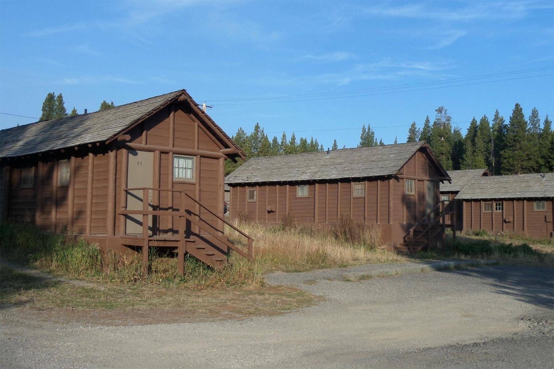 YELLOWSTONE NATIONAL PARK: LAKE LODGE PIONEER CABINS