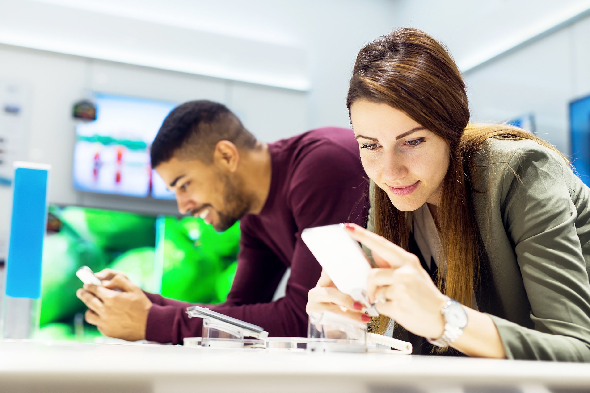 couple shopping for smart phones