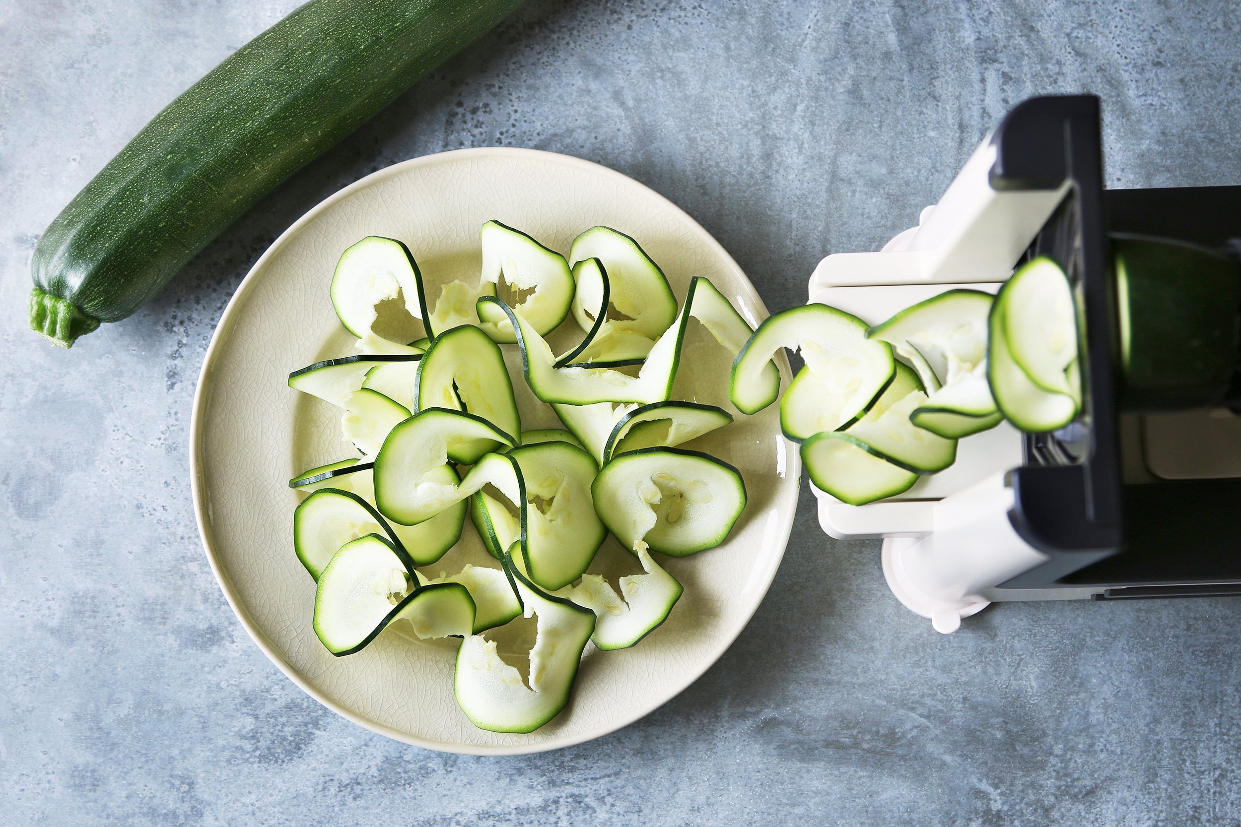 making spiral zucchini with a spiralizer machine