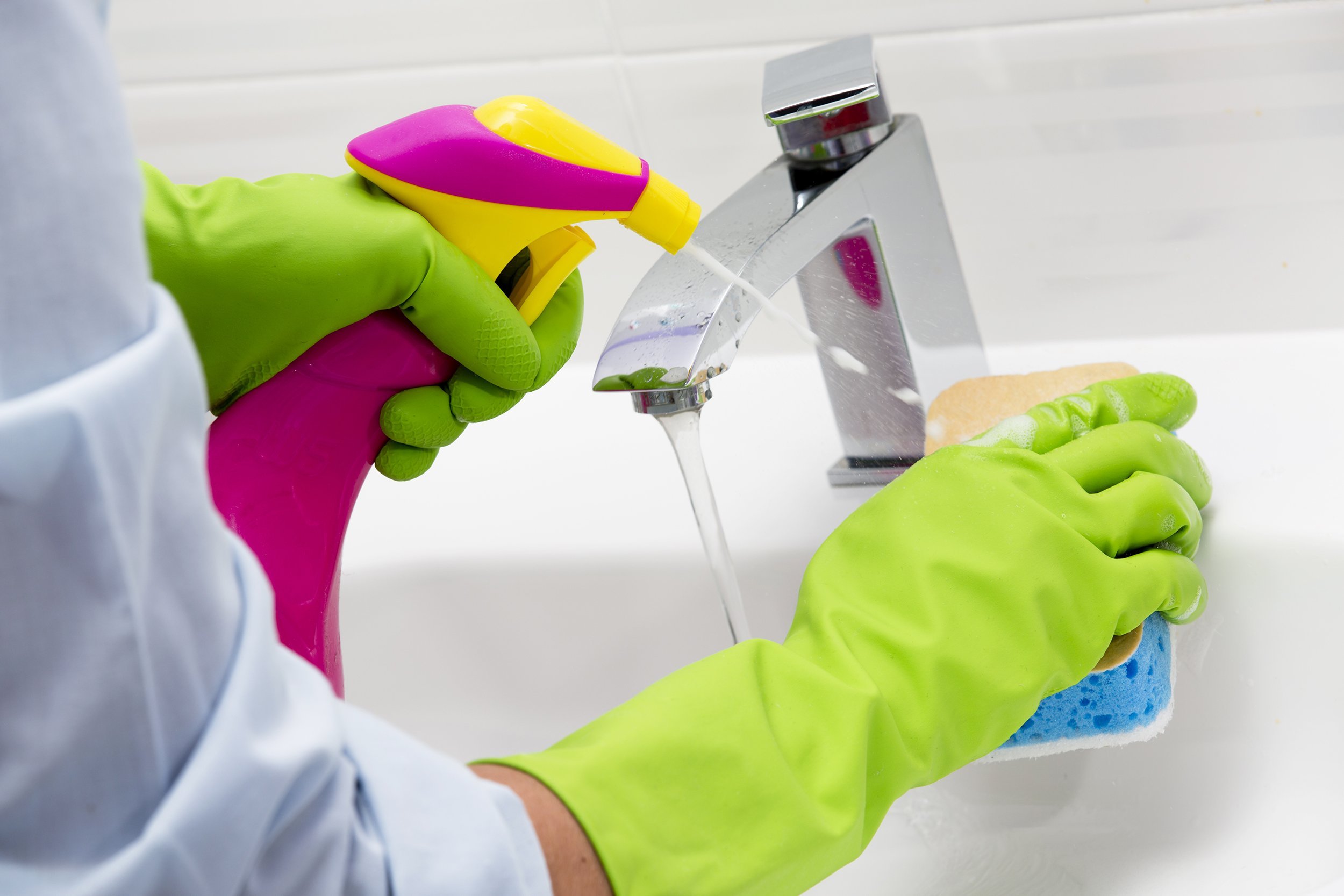 cleaning bathroom sink with spray detergent