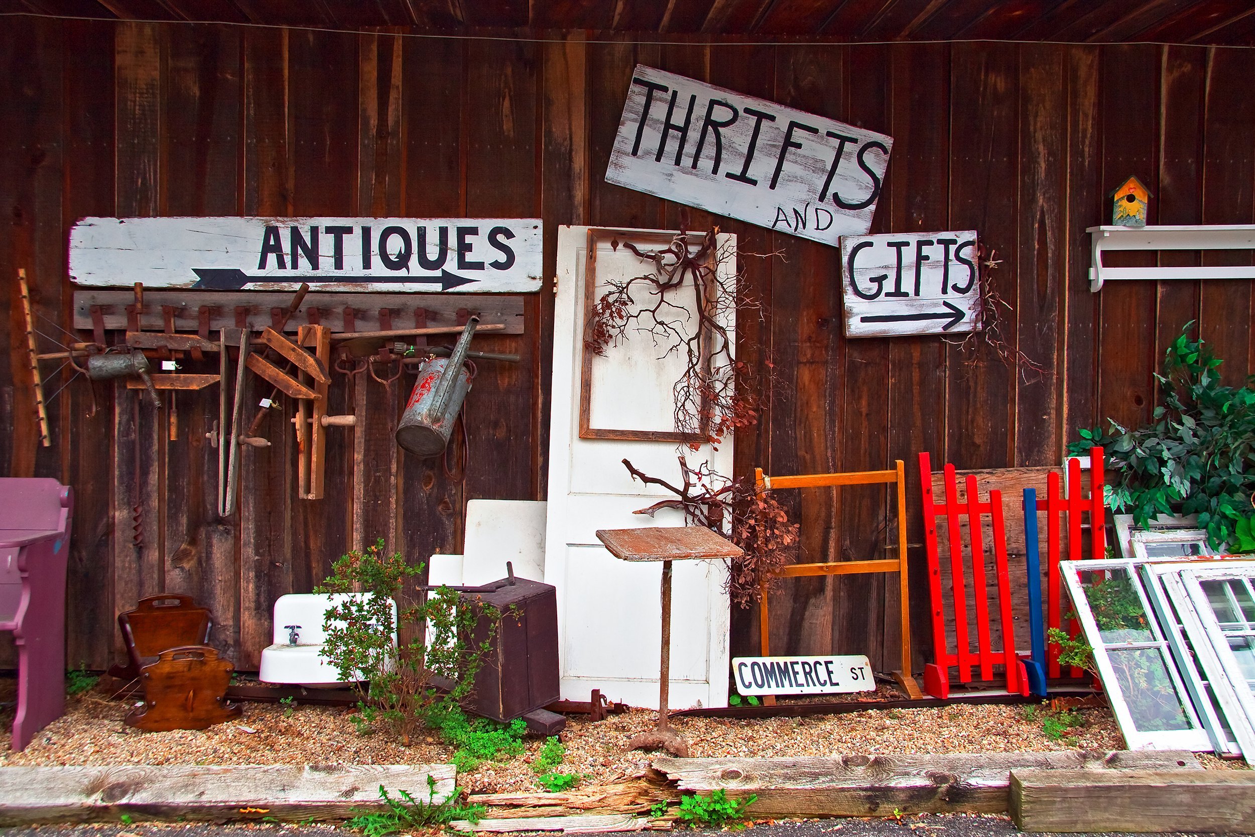 view of antiques thrift store with various items displayed