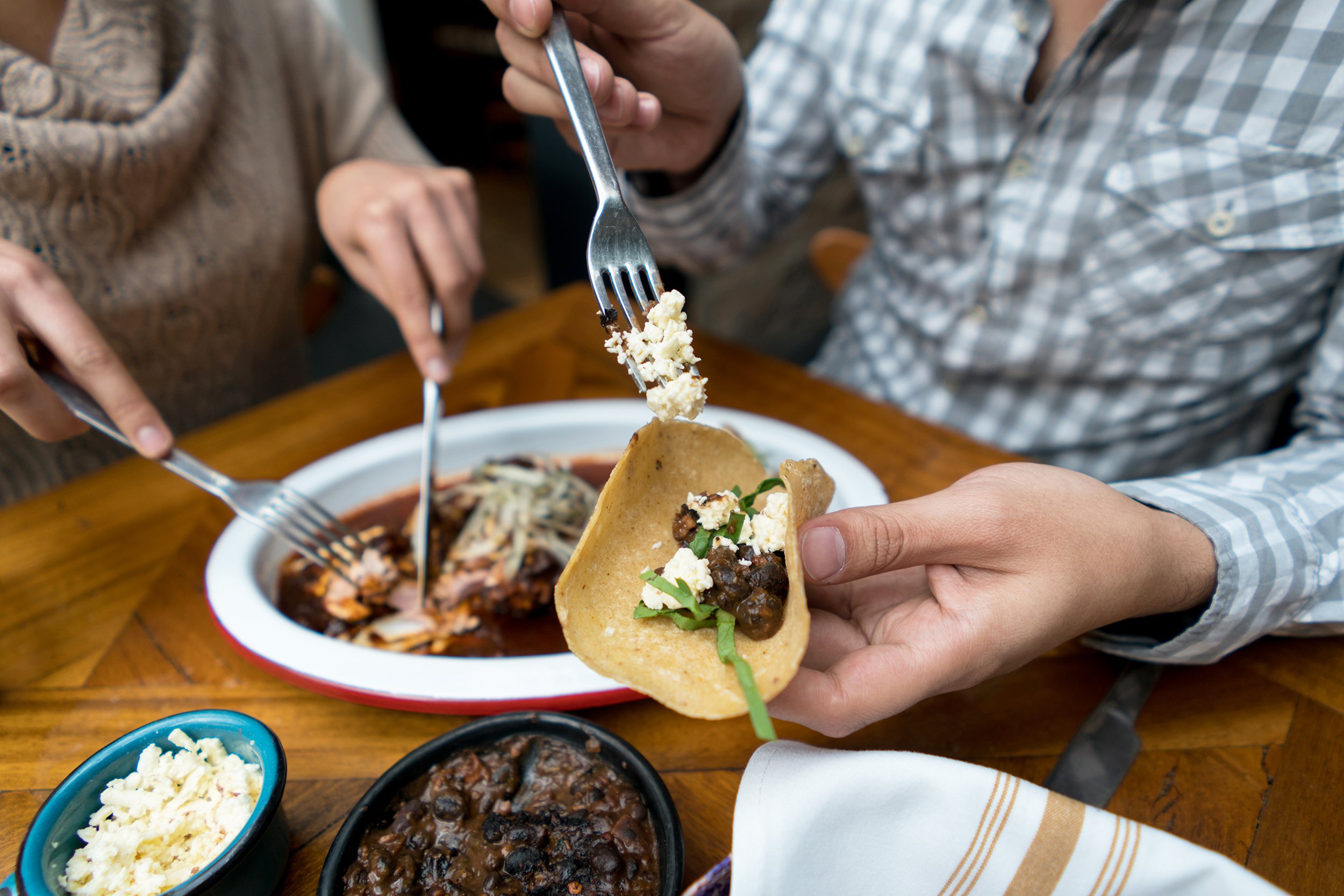 couple having tacos