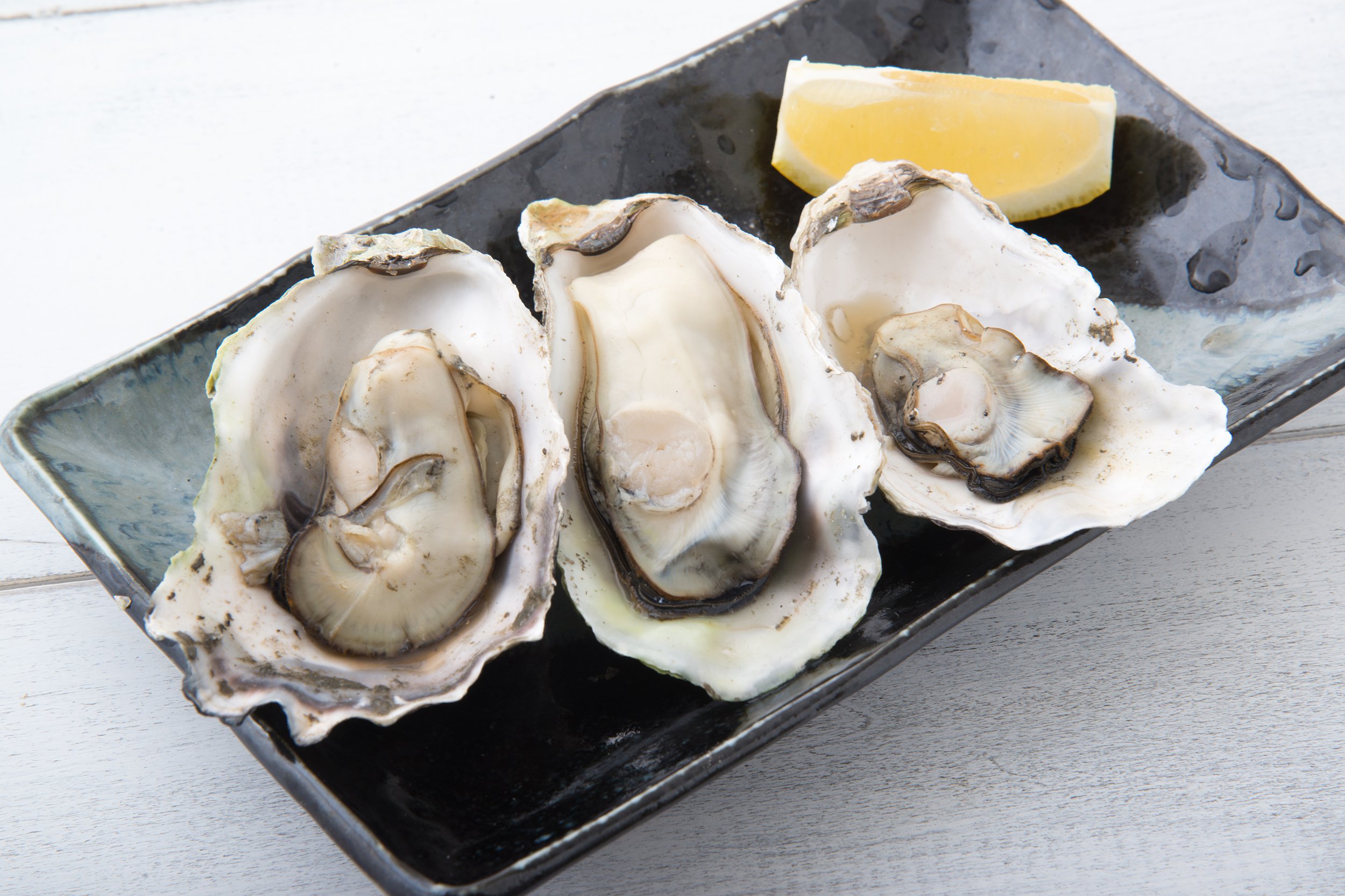 steamed oyster with lemon