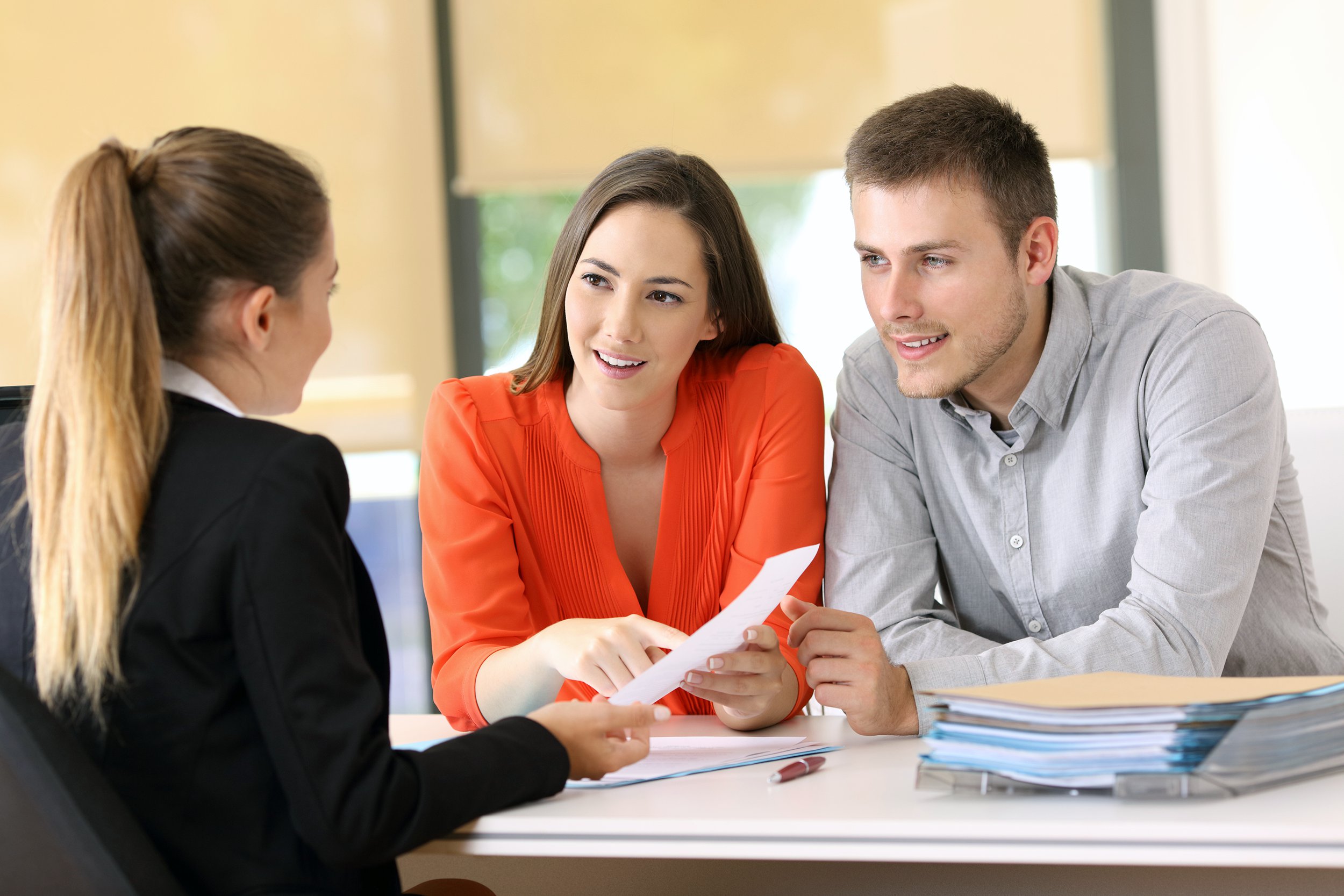 Couple in negotiations about buying a home