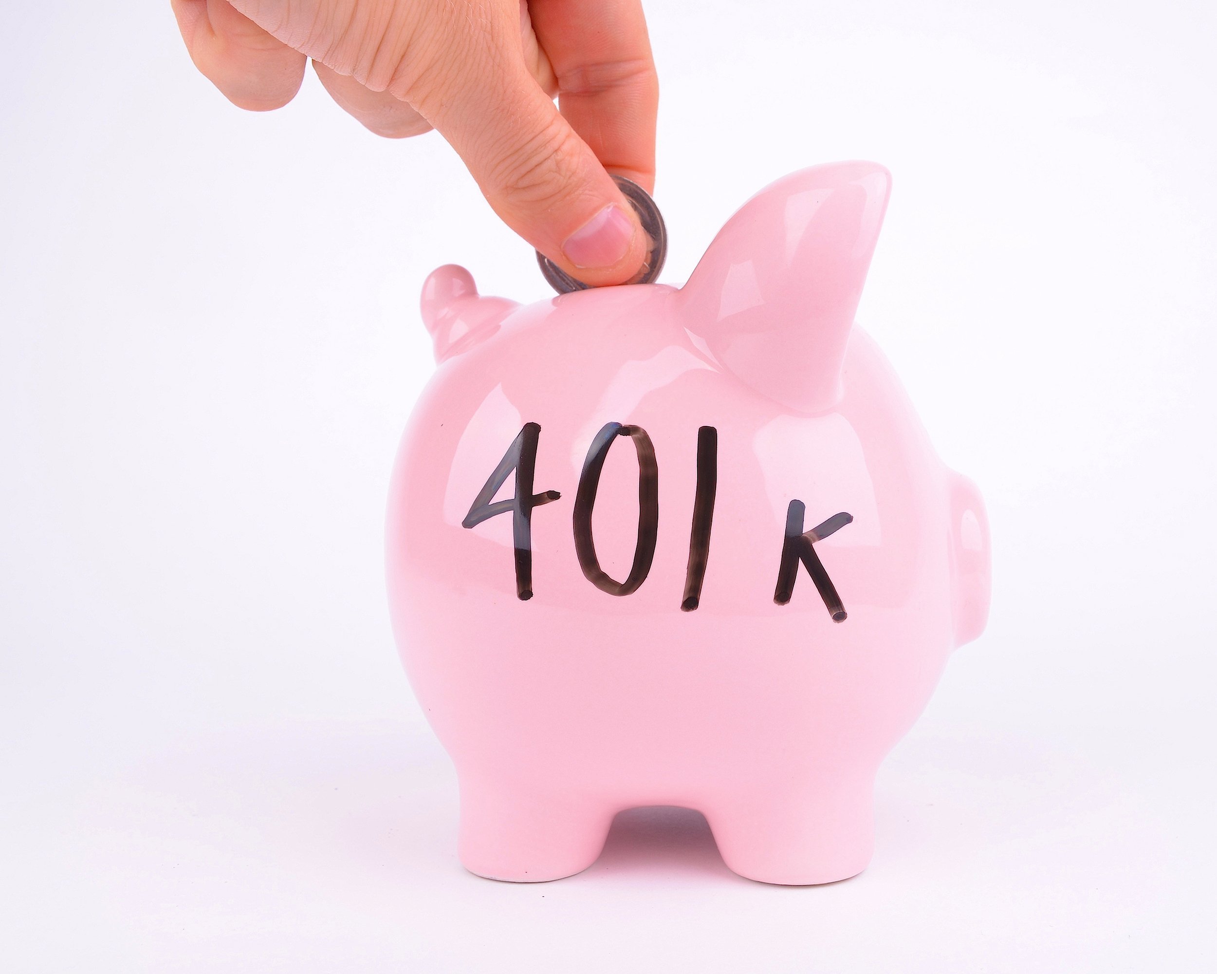 hand putting a quarter in a 401k pink piggy bank