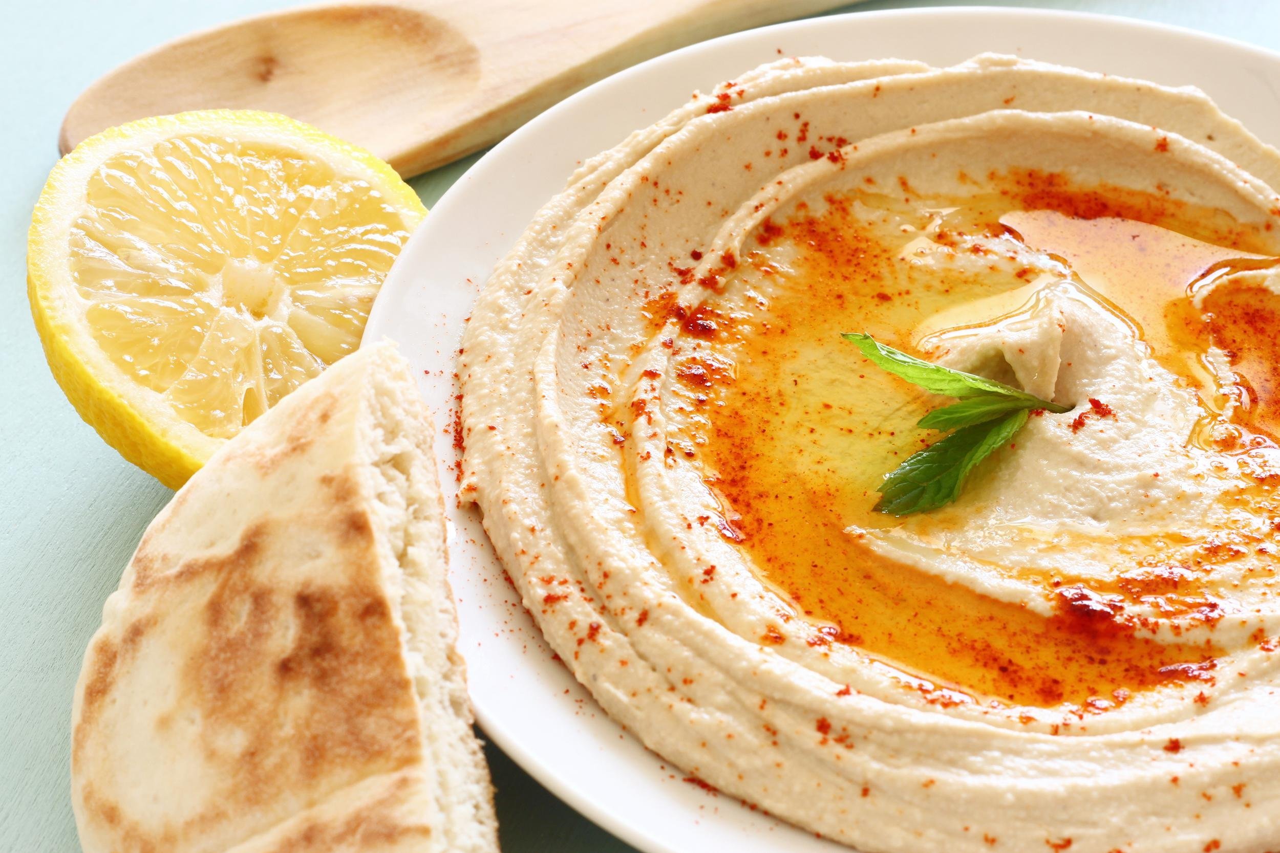 hummus and pita chips