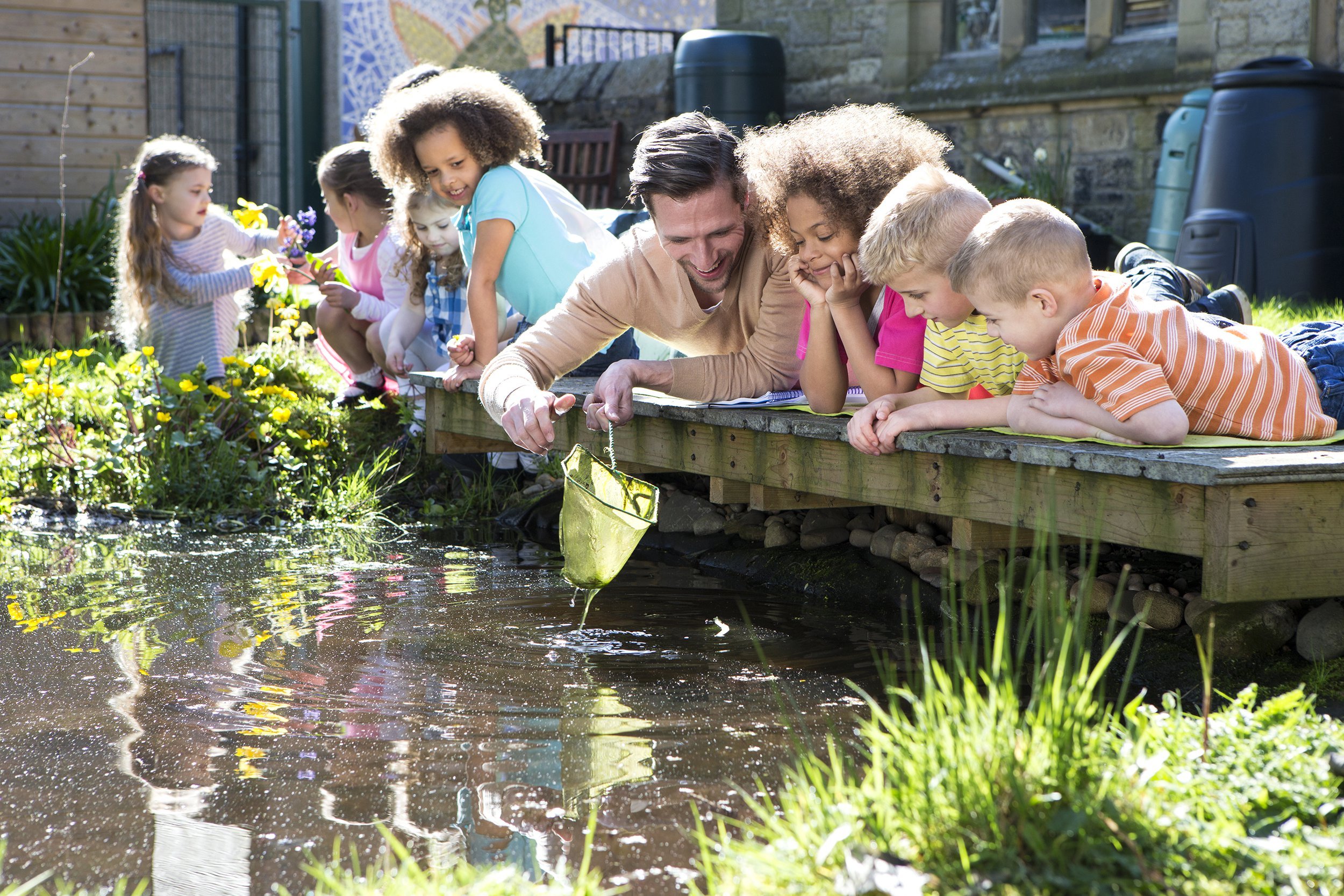 kids outdoor lesson on pond life