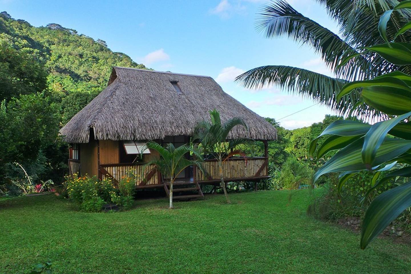 Polynesian Bungalow in Afareaitu, French Polynesia