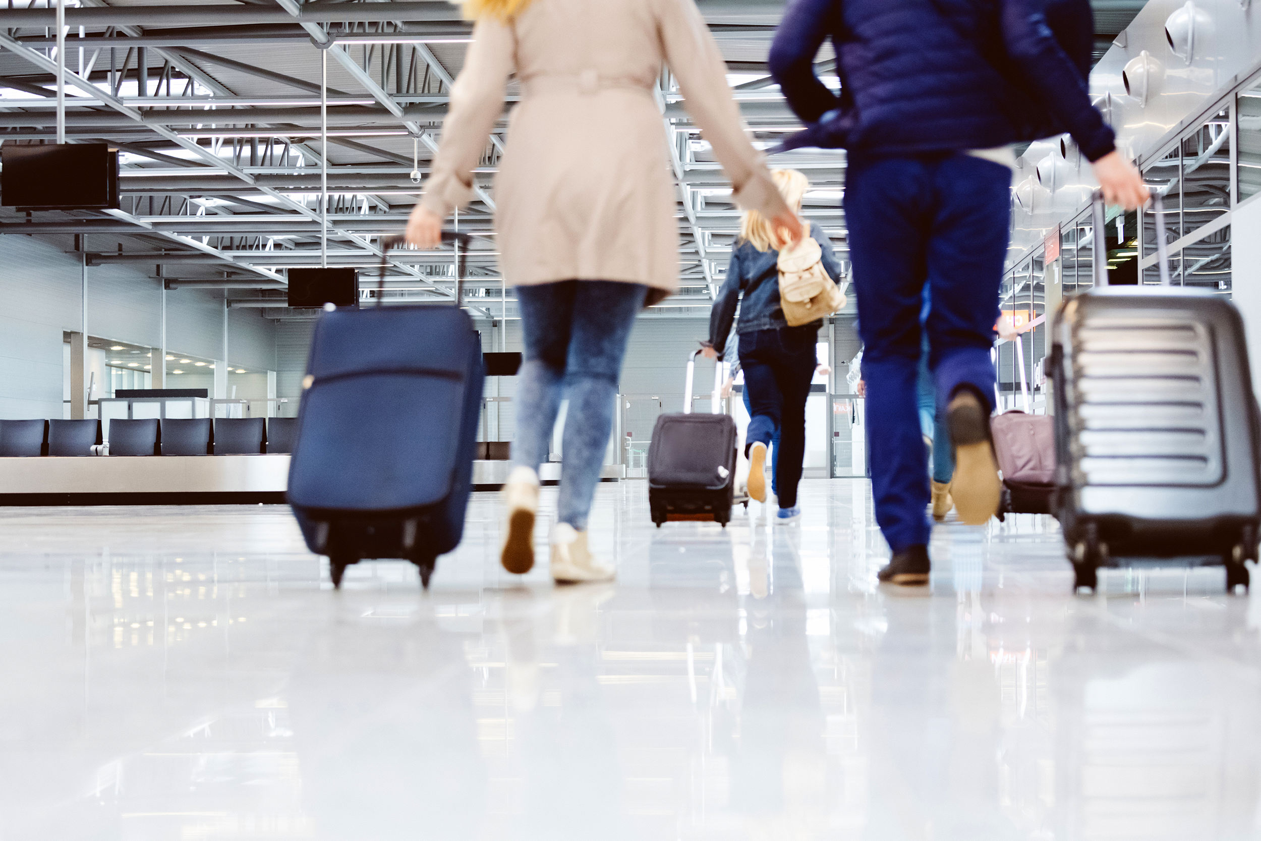 People rushing to catch a flight