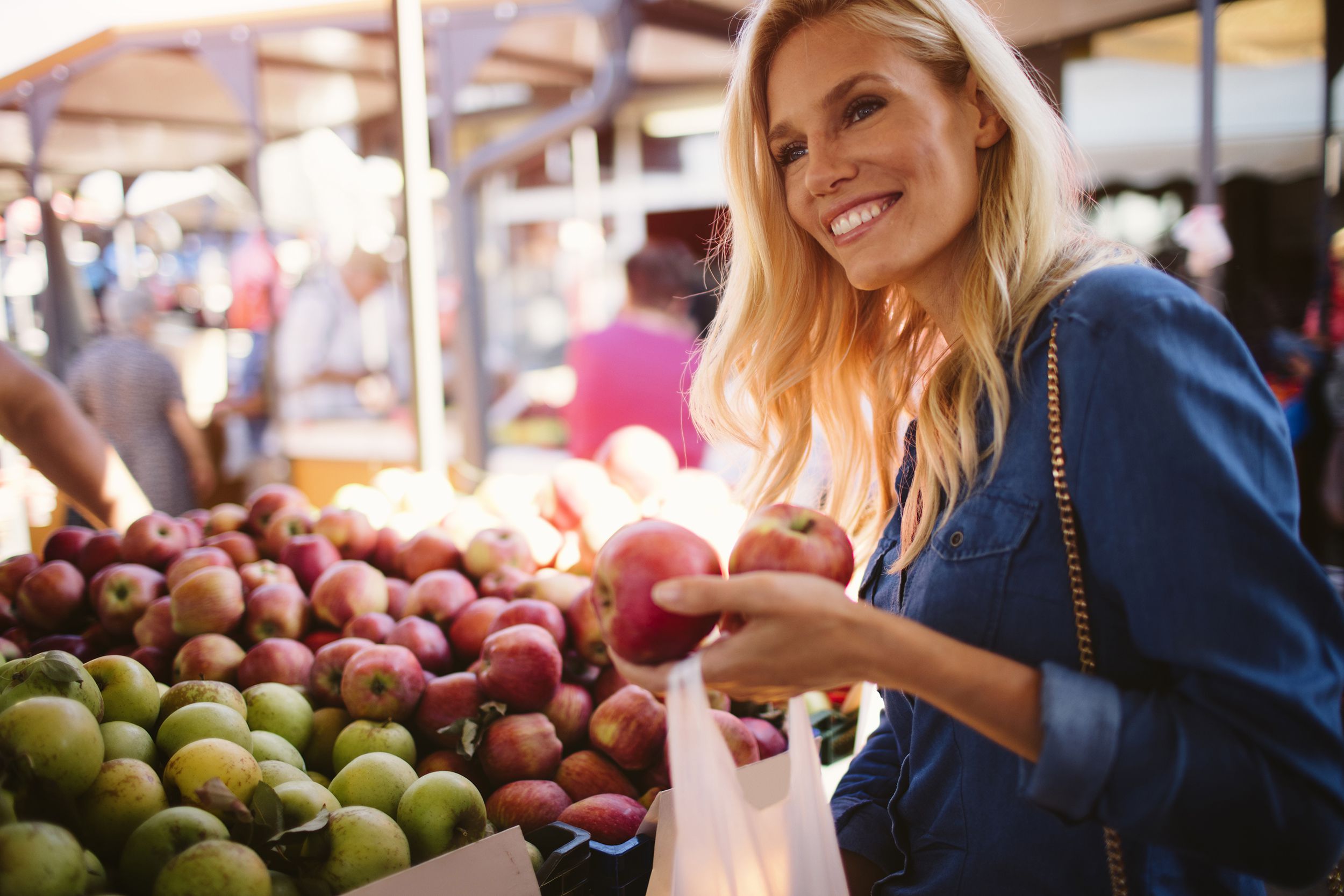 woman buying food at farmer's market