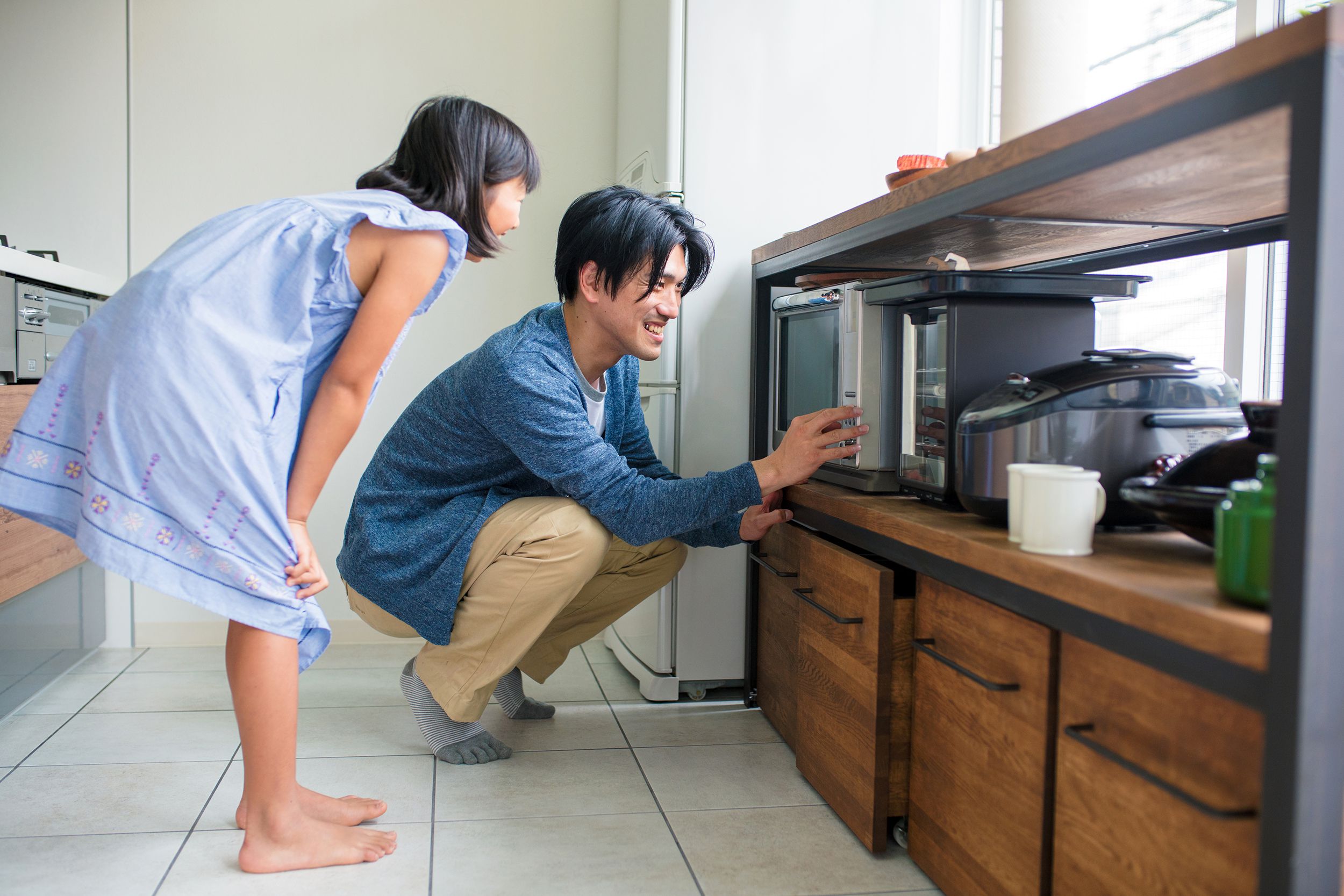 Father and daughter cooking with the microwave