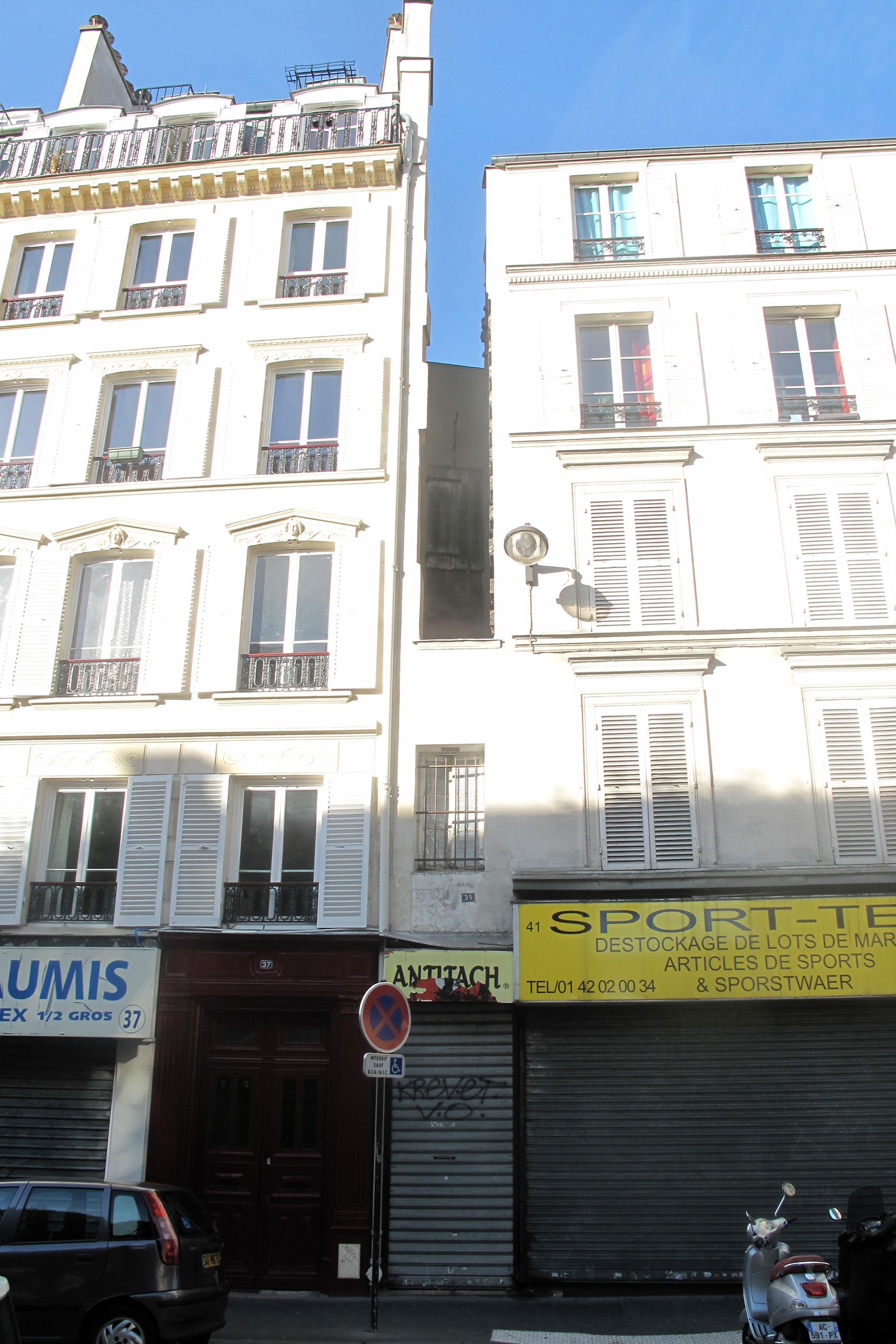 The Smallest Building in Paris