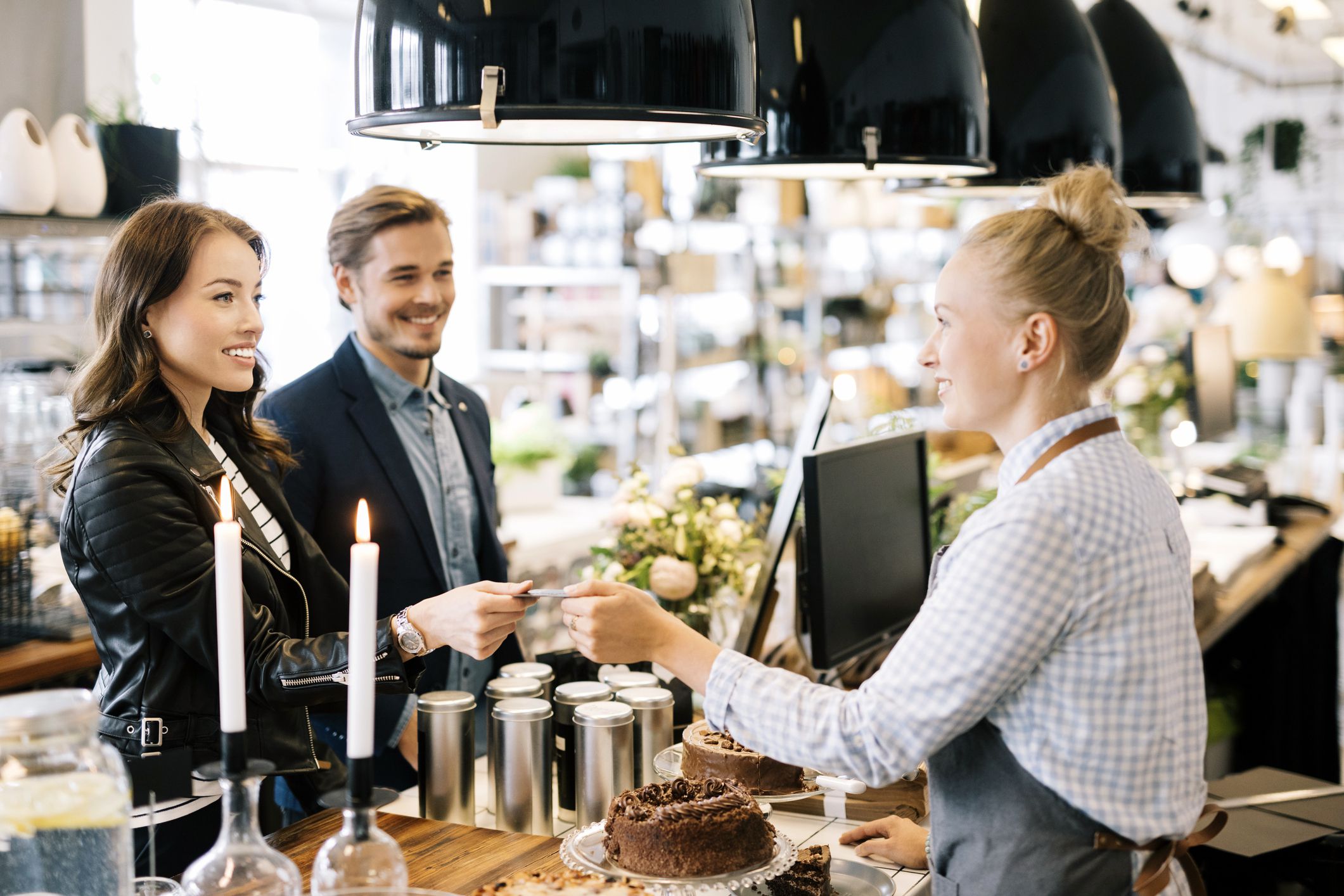 couple paying with gift card at cafe