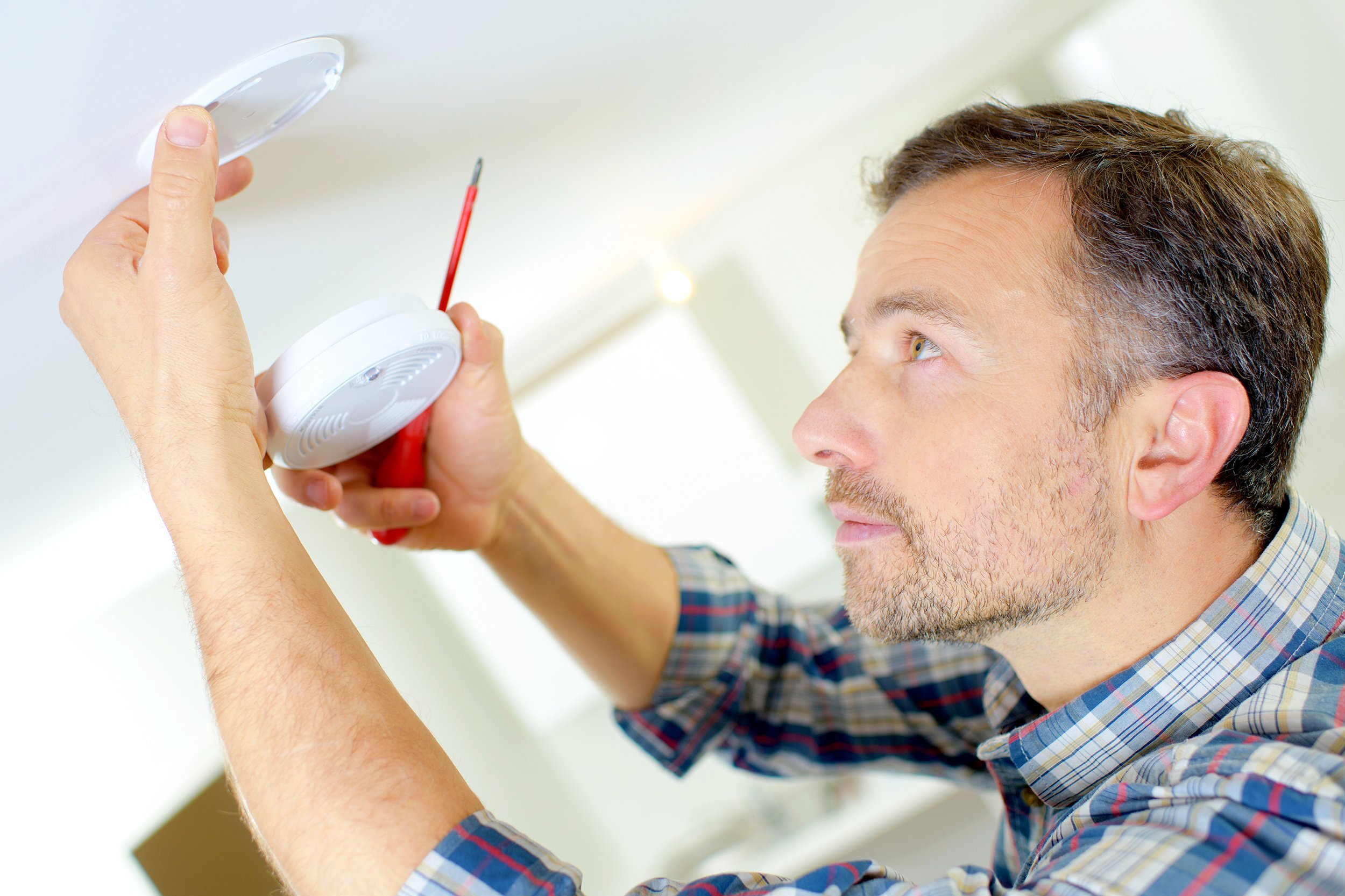 changing battery of smoke detector