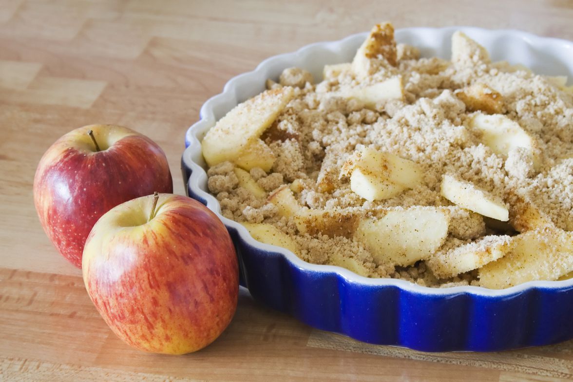 apple crumble with red apples