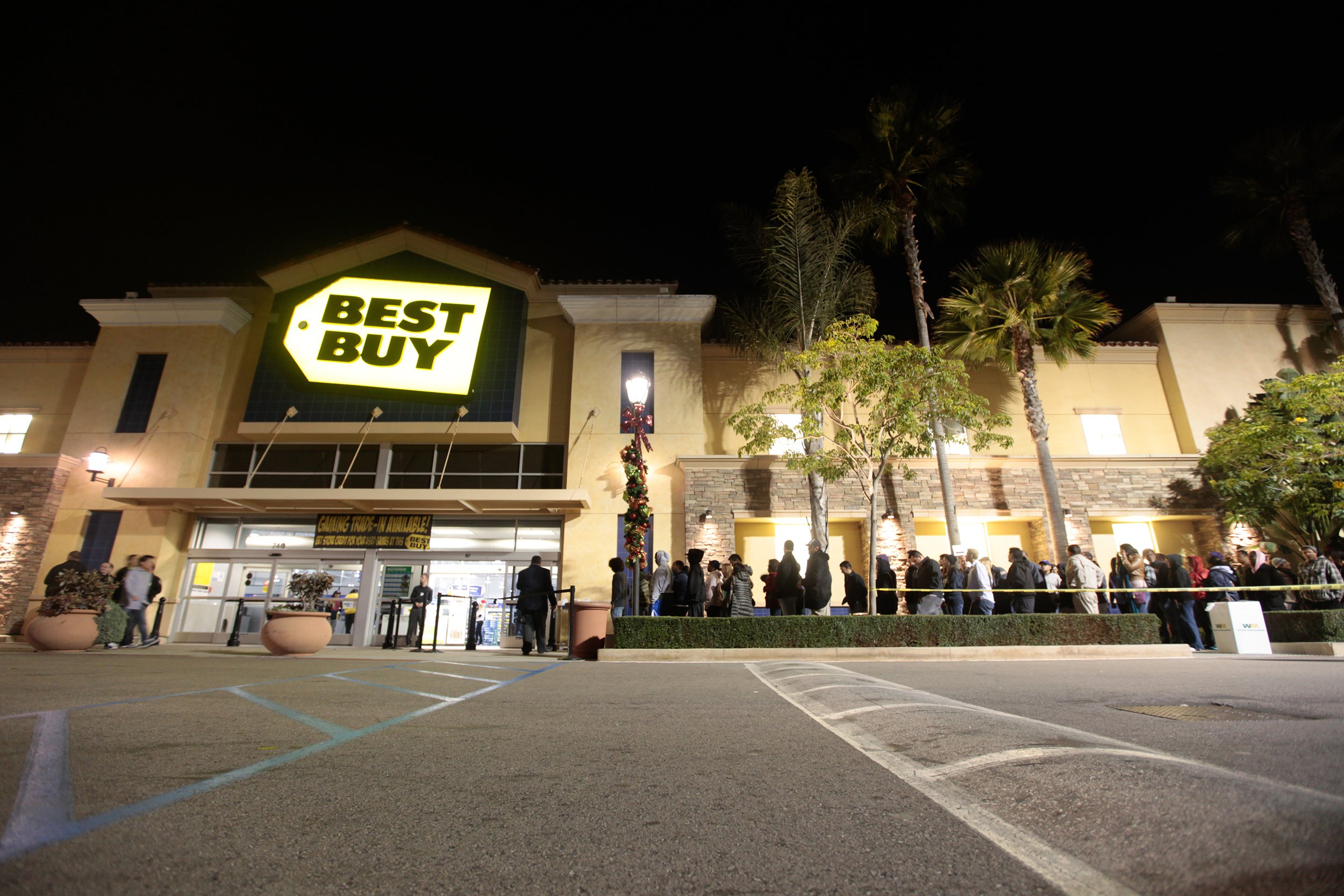 Line outside of Best Buy in the dark for Black Friday