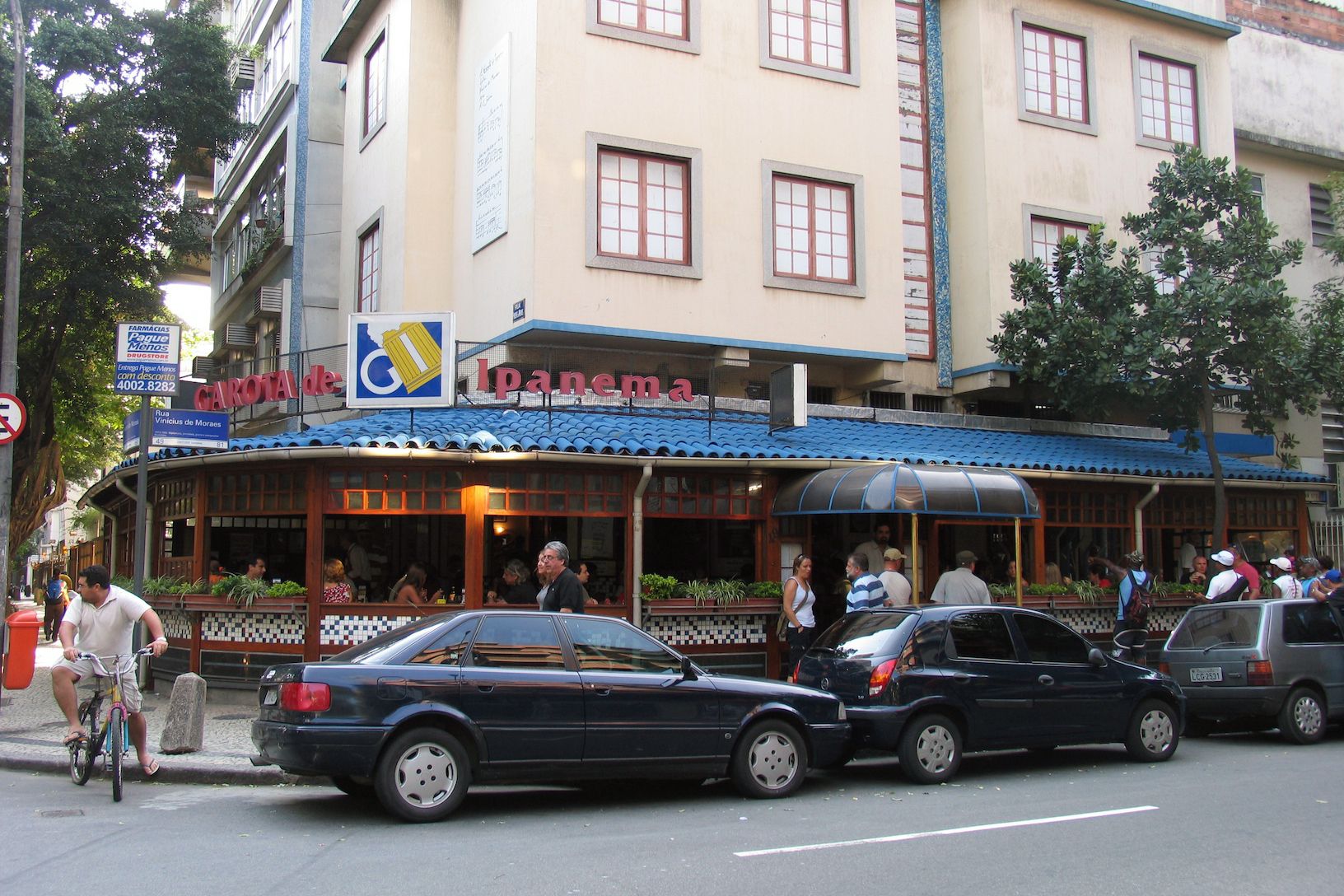 garota de ipanema bar, street view