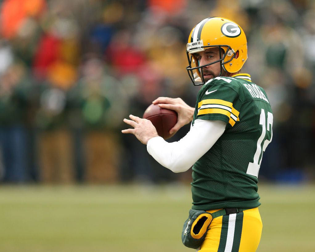 aaron rodgers throwing football