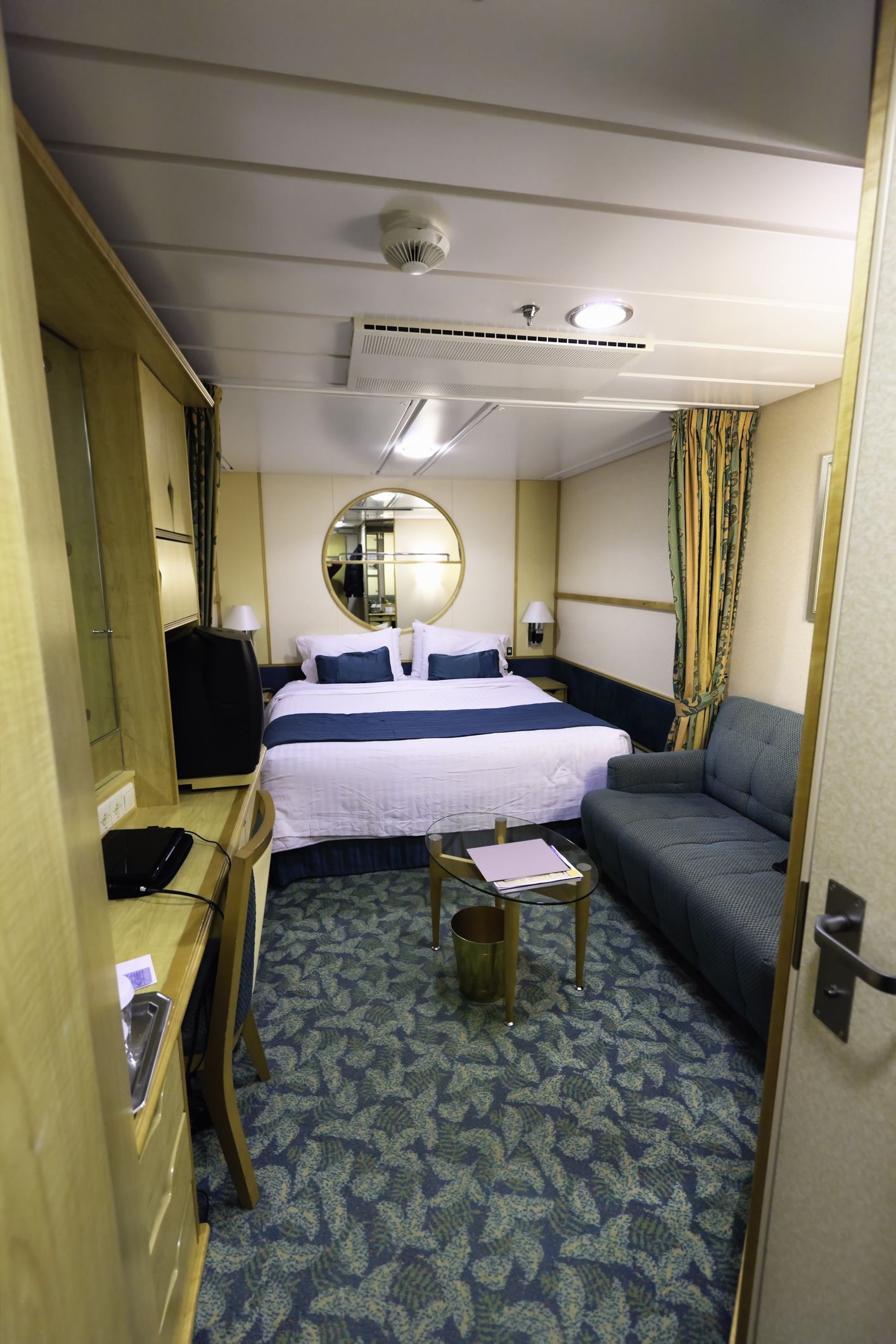 cruise ship cabin room