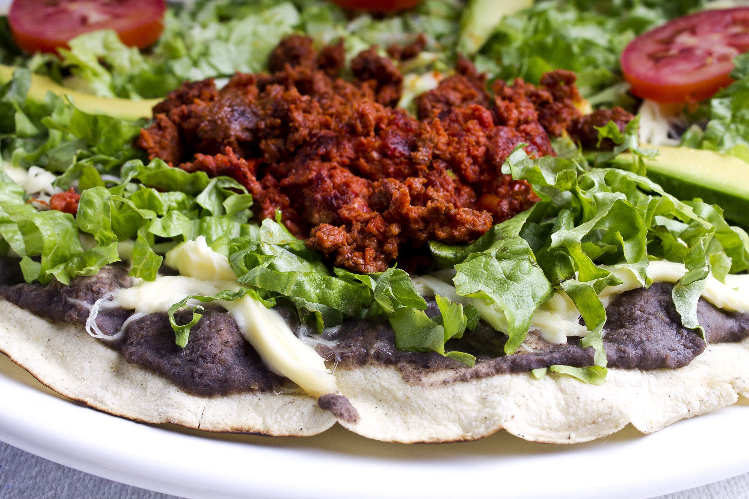 comida oaxaqueña tlayuda con chorizo
