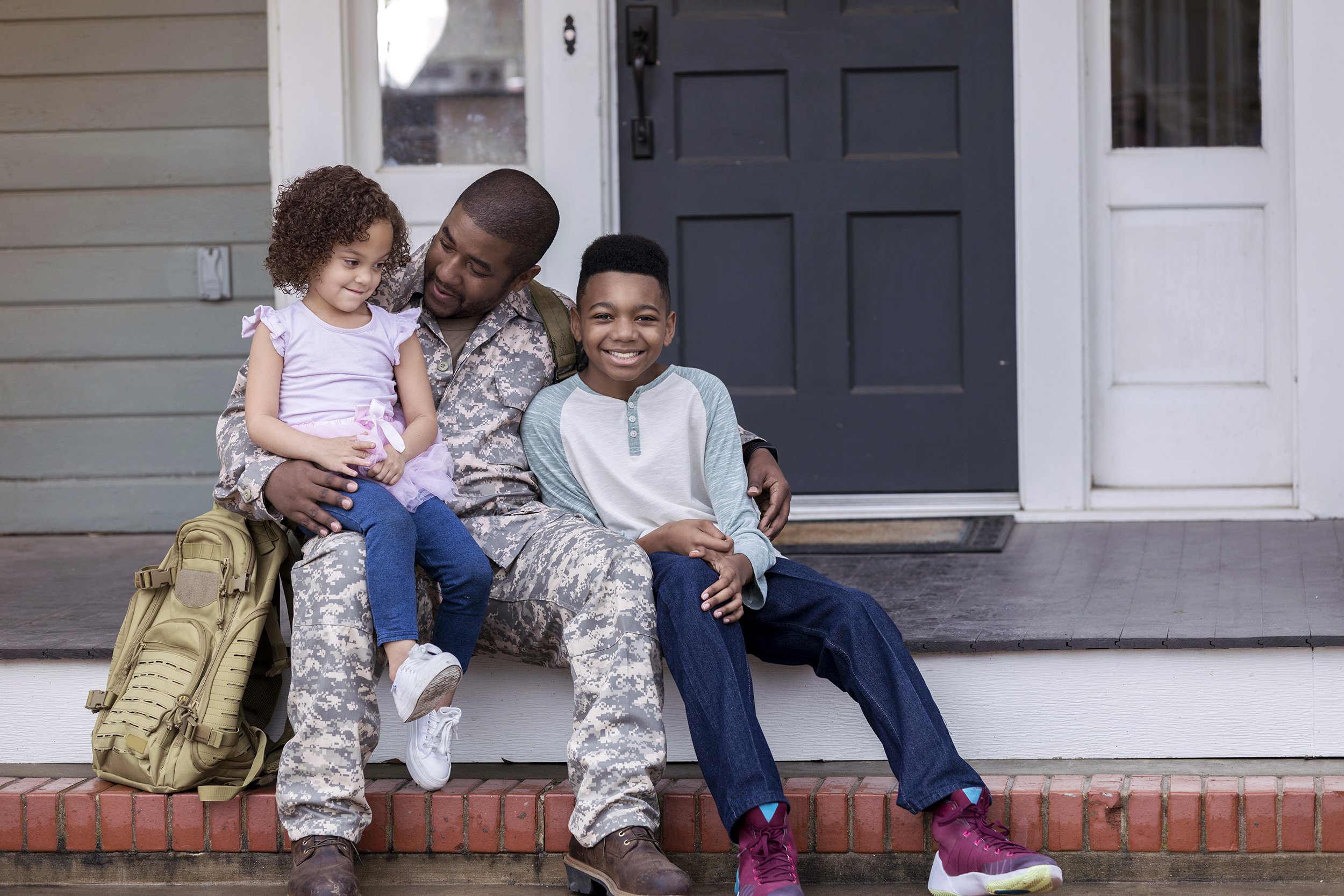 army dad talks with his kids before his deployment