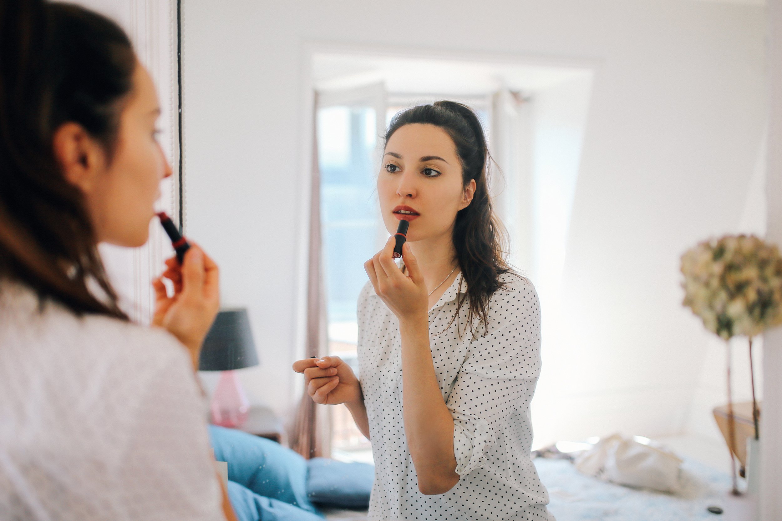 woman putting make up
