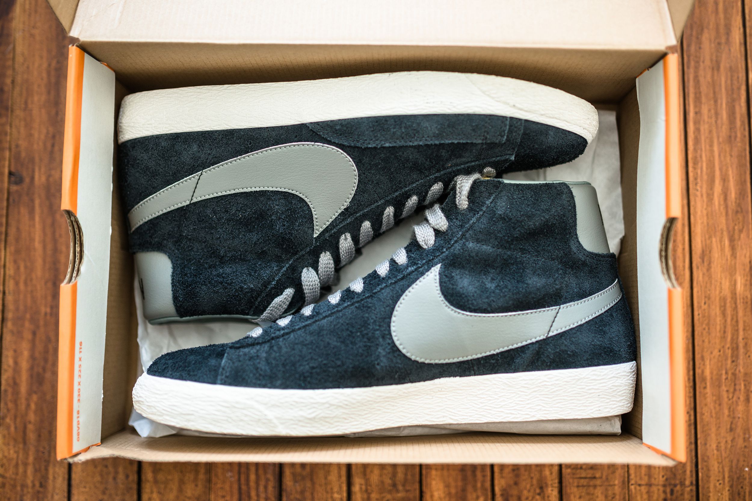 Nike blazer mid vintage close up on their box package