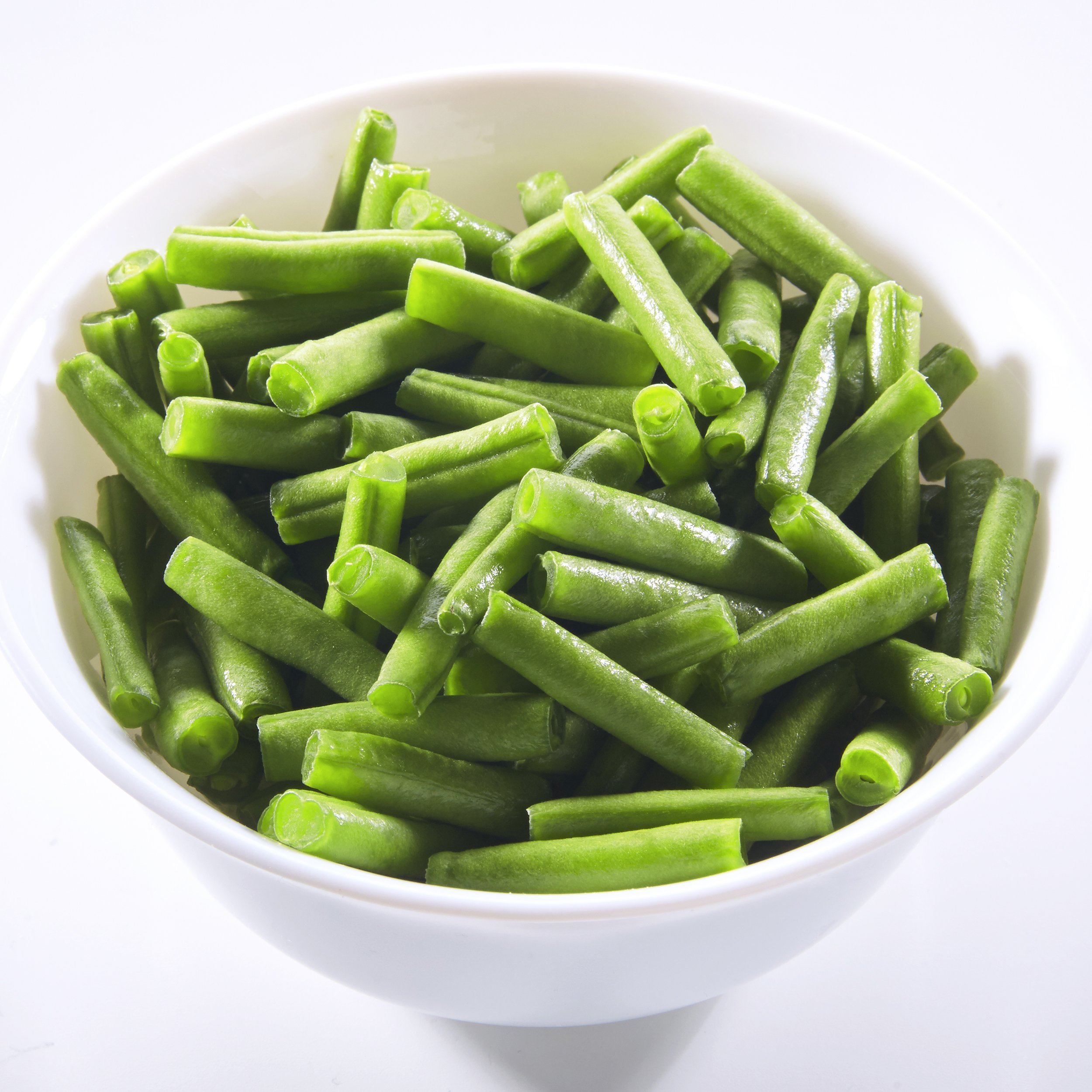 green beans in a white bowl