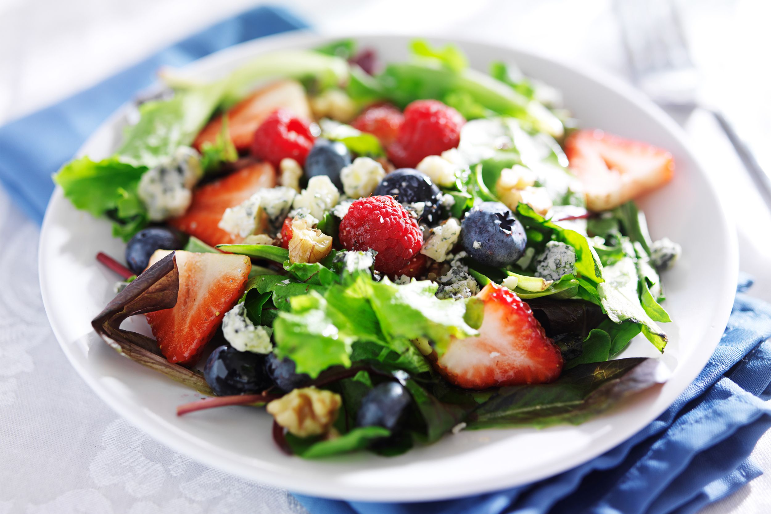Berry salad with walnuts and blue cheese