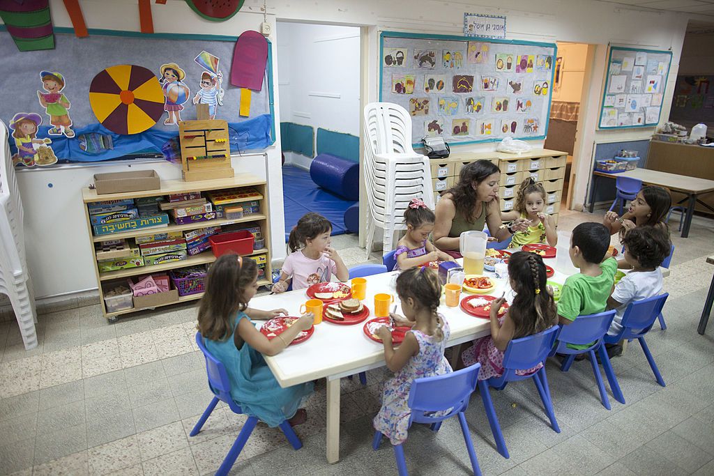 israeli kindergarteners eat lunch