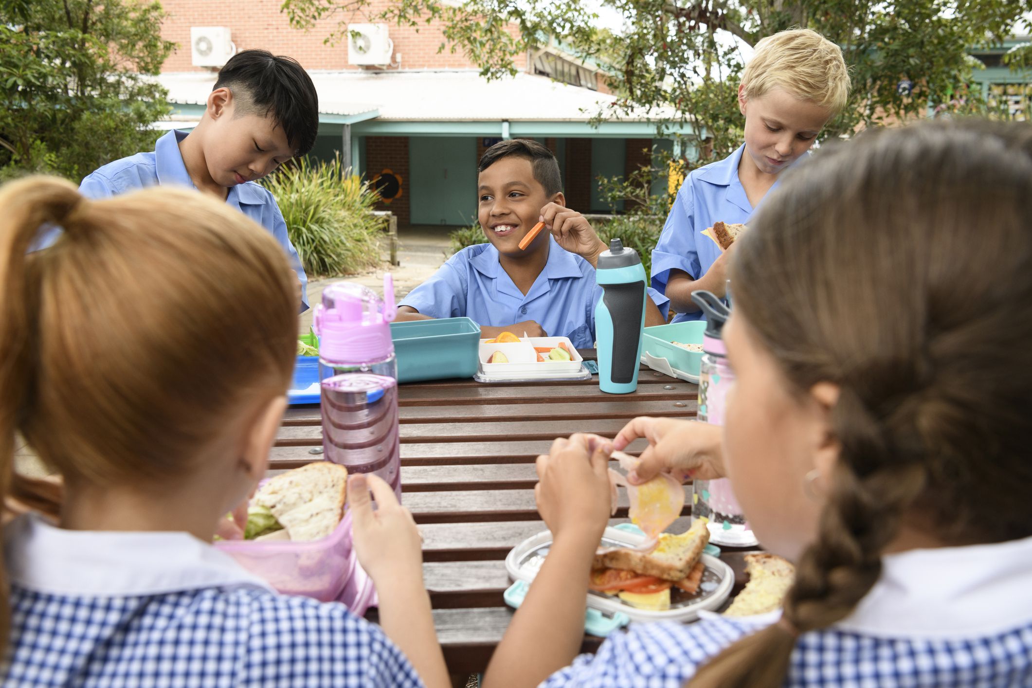 australian students eating lunch outside