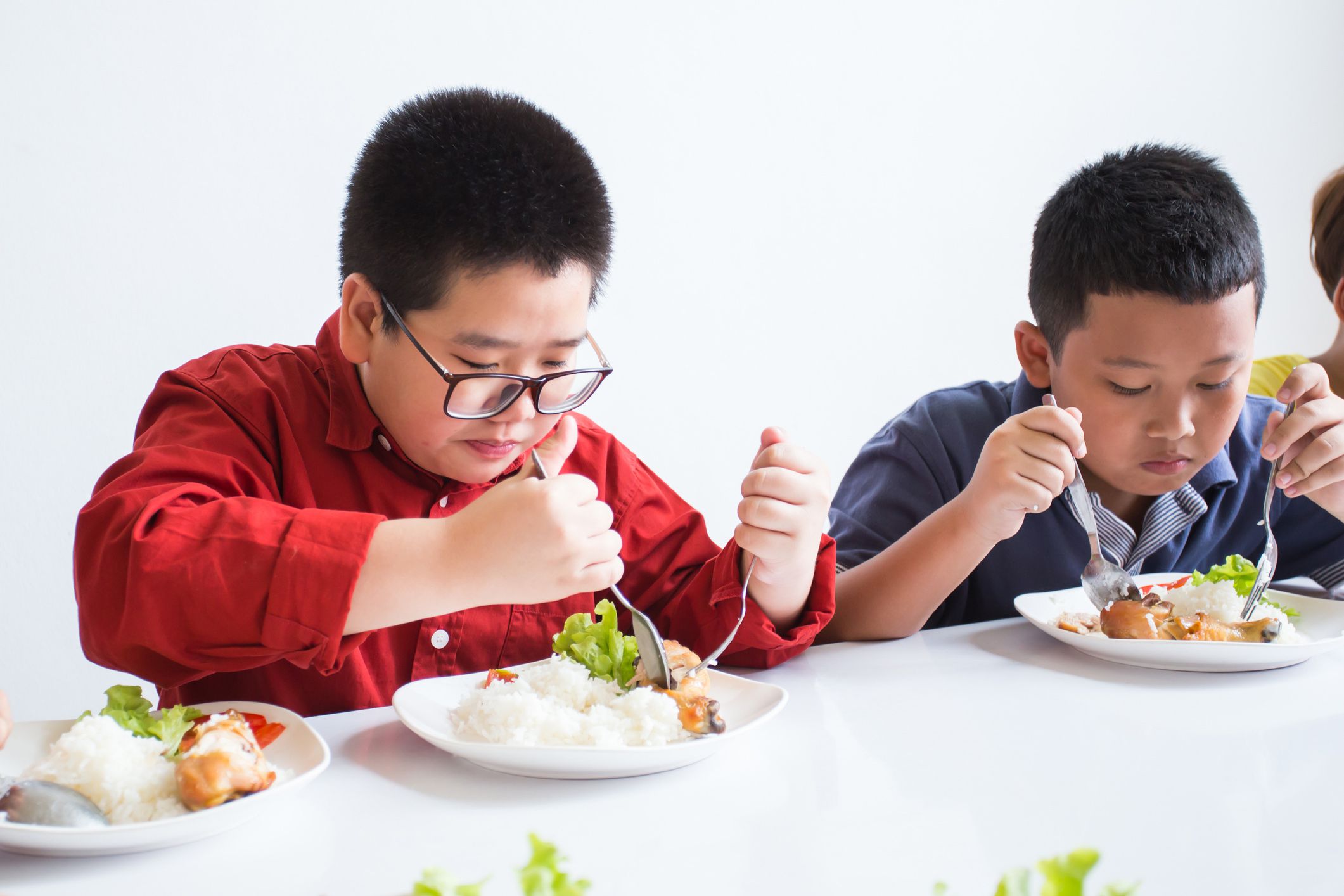 elementary school children eating in thailand