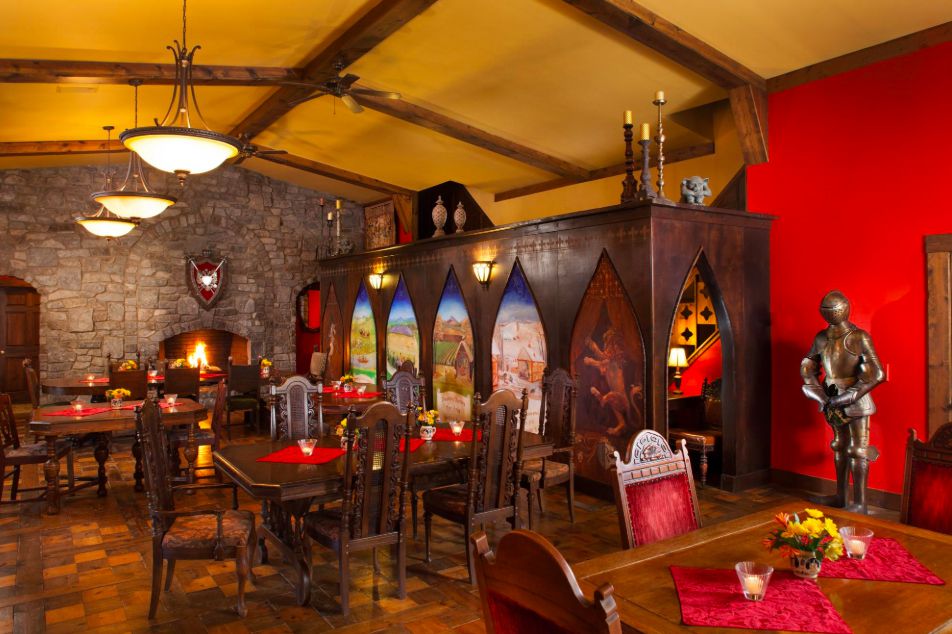 Ravenwood Castle, New Plymouth, Ohio
