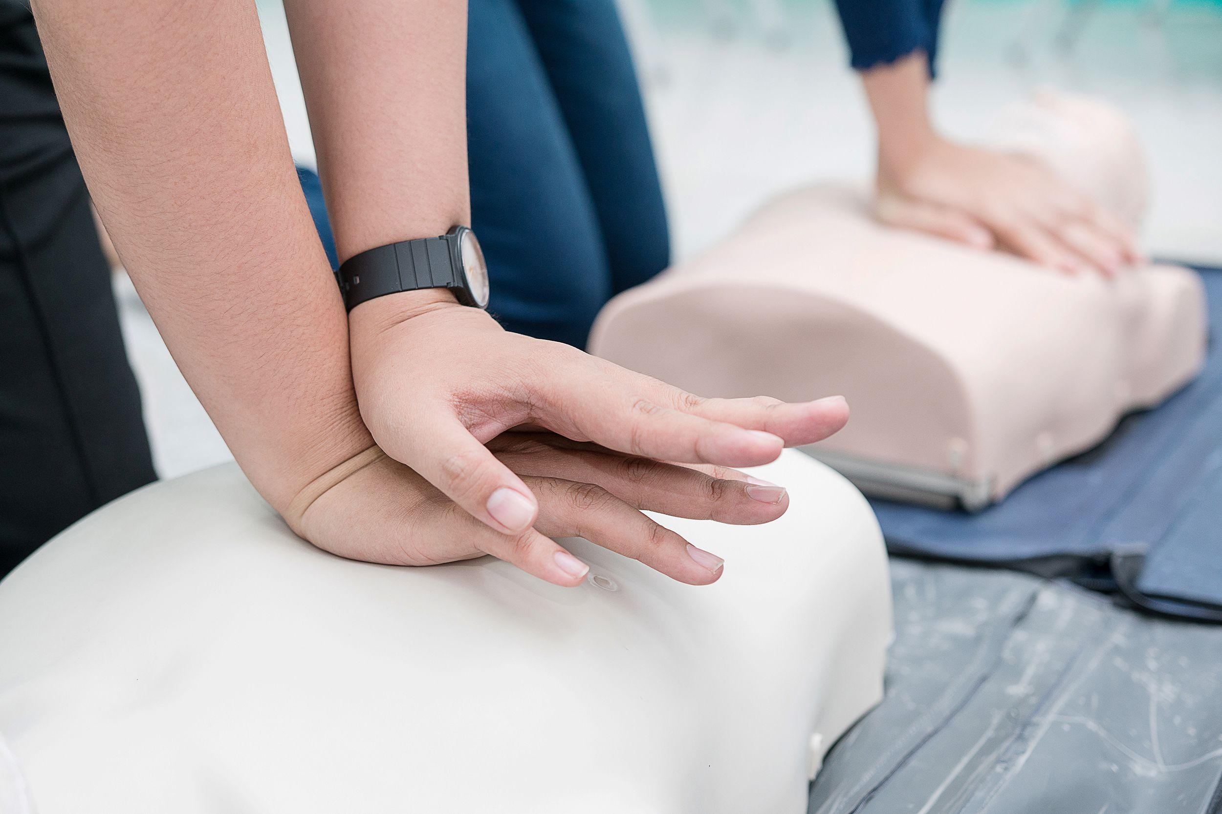 nursing students are learning how to rescue the patient in emergency