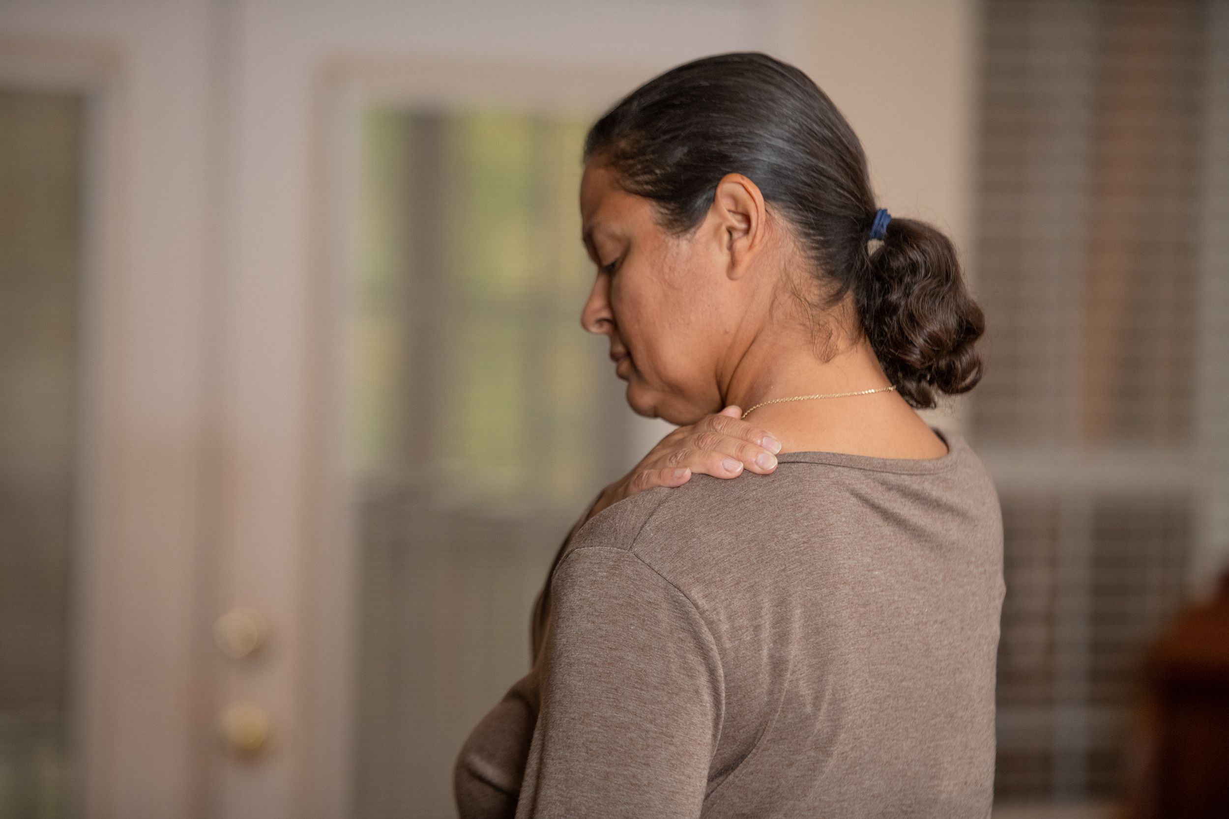 woman with shoulder pain