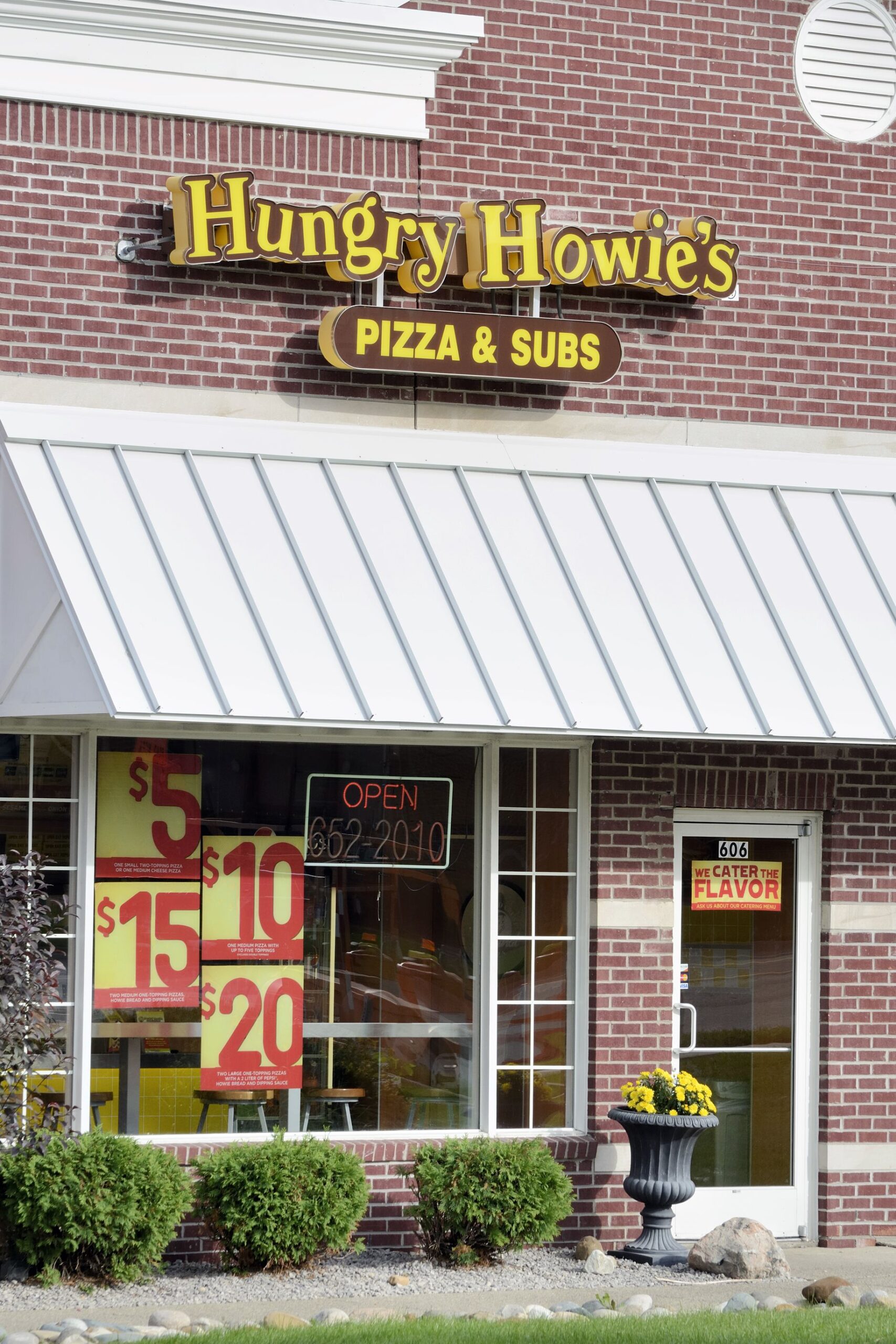 hungry howie's restaurant exterior