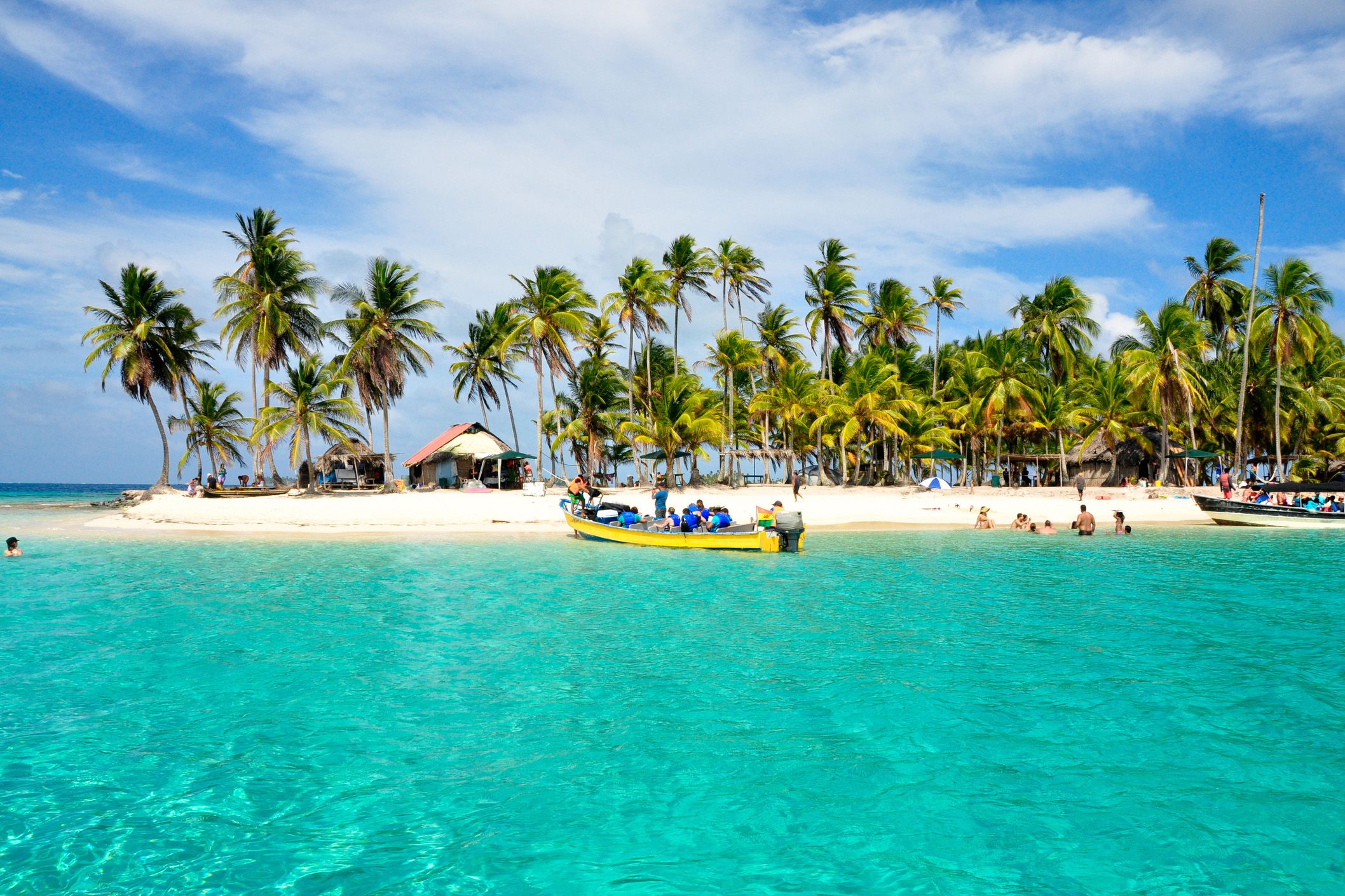 boat arriving at san blas island