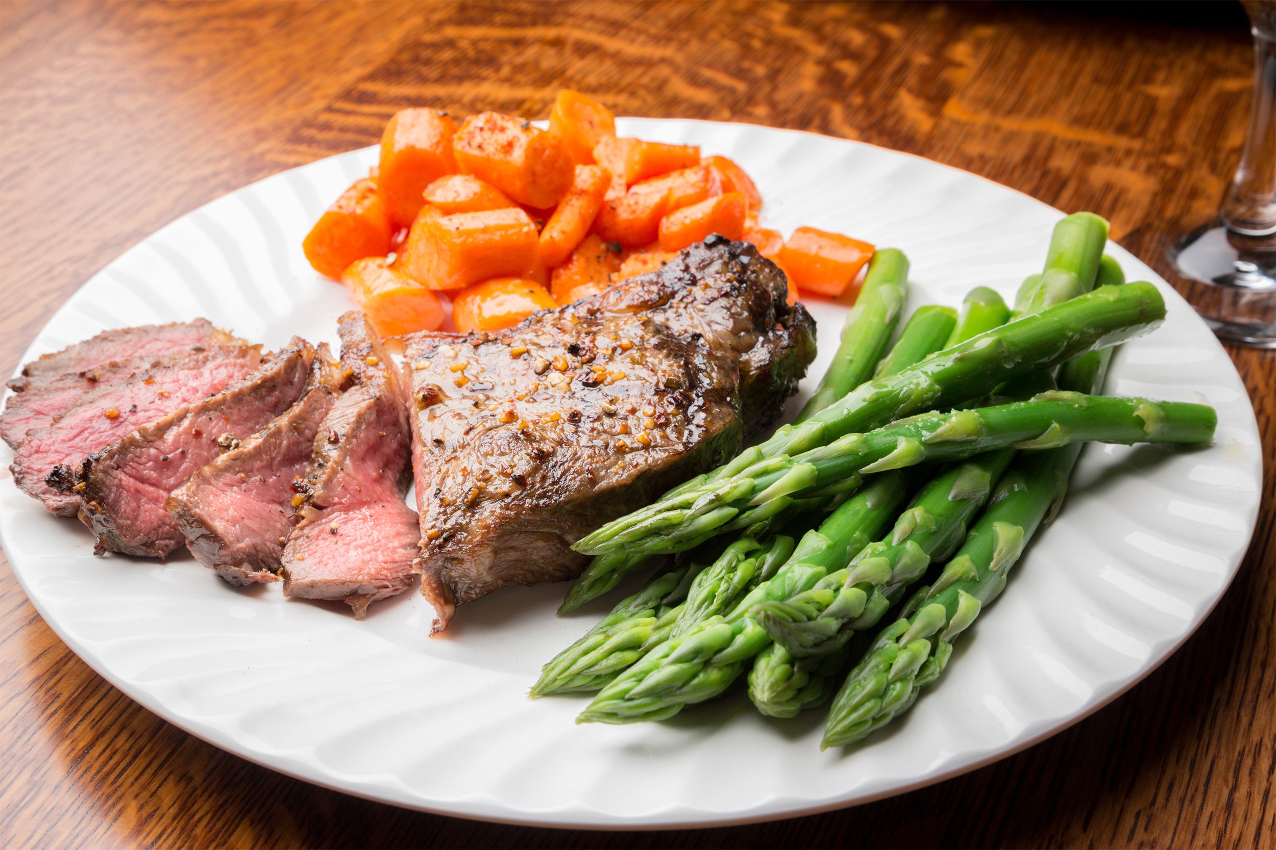 Steak with asparagus and carrots