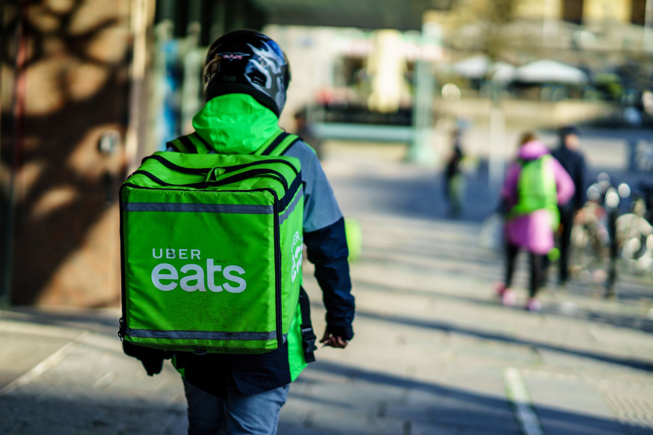 man with uber eats bag