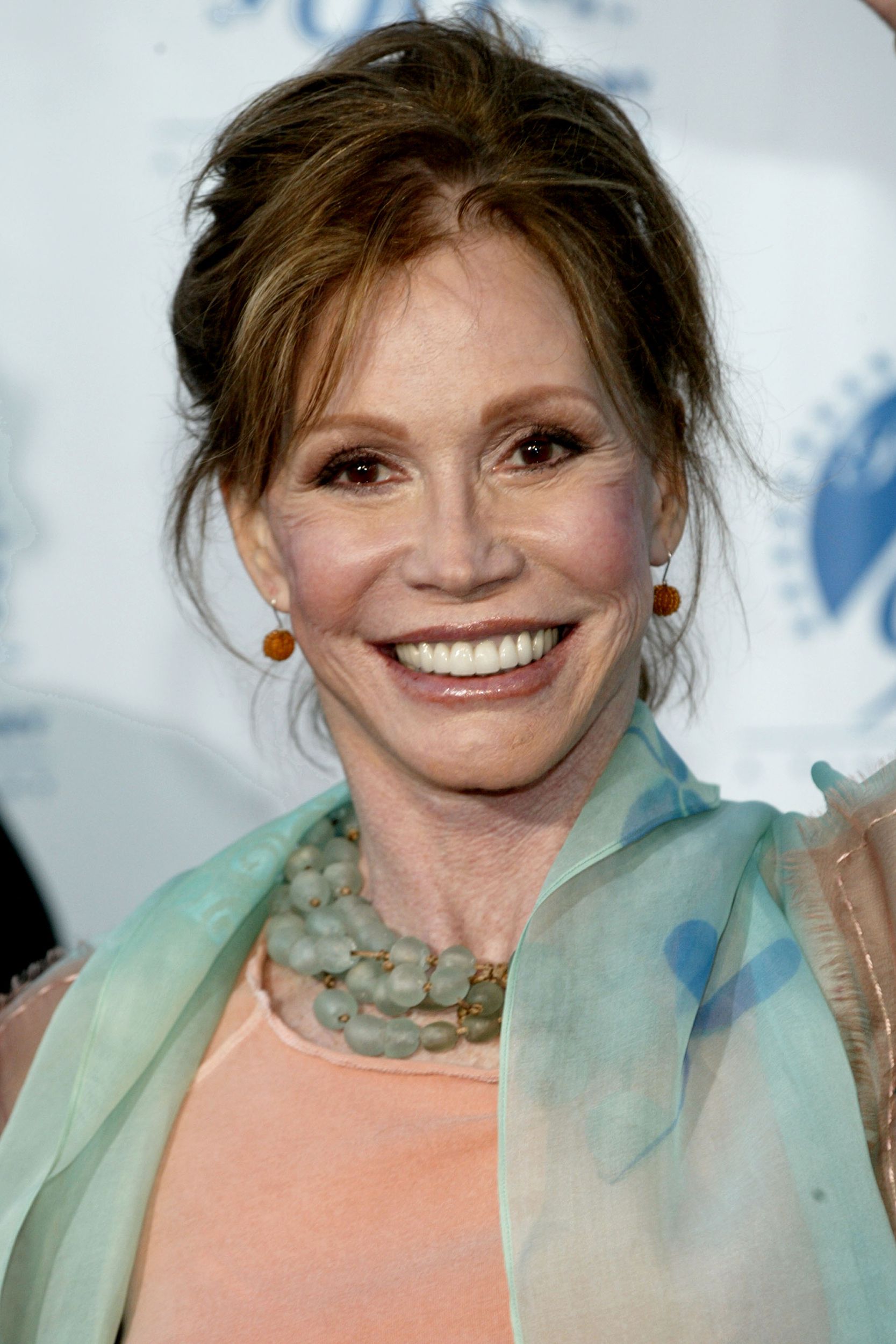 Actress Mary Tyler Moore attends Paramount Pictures 90th Anniversary Gala July 14, 2002 in Los Angeles, California.
