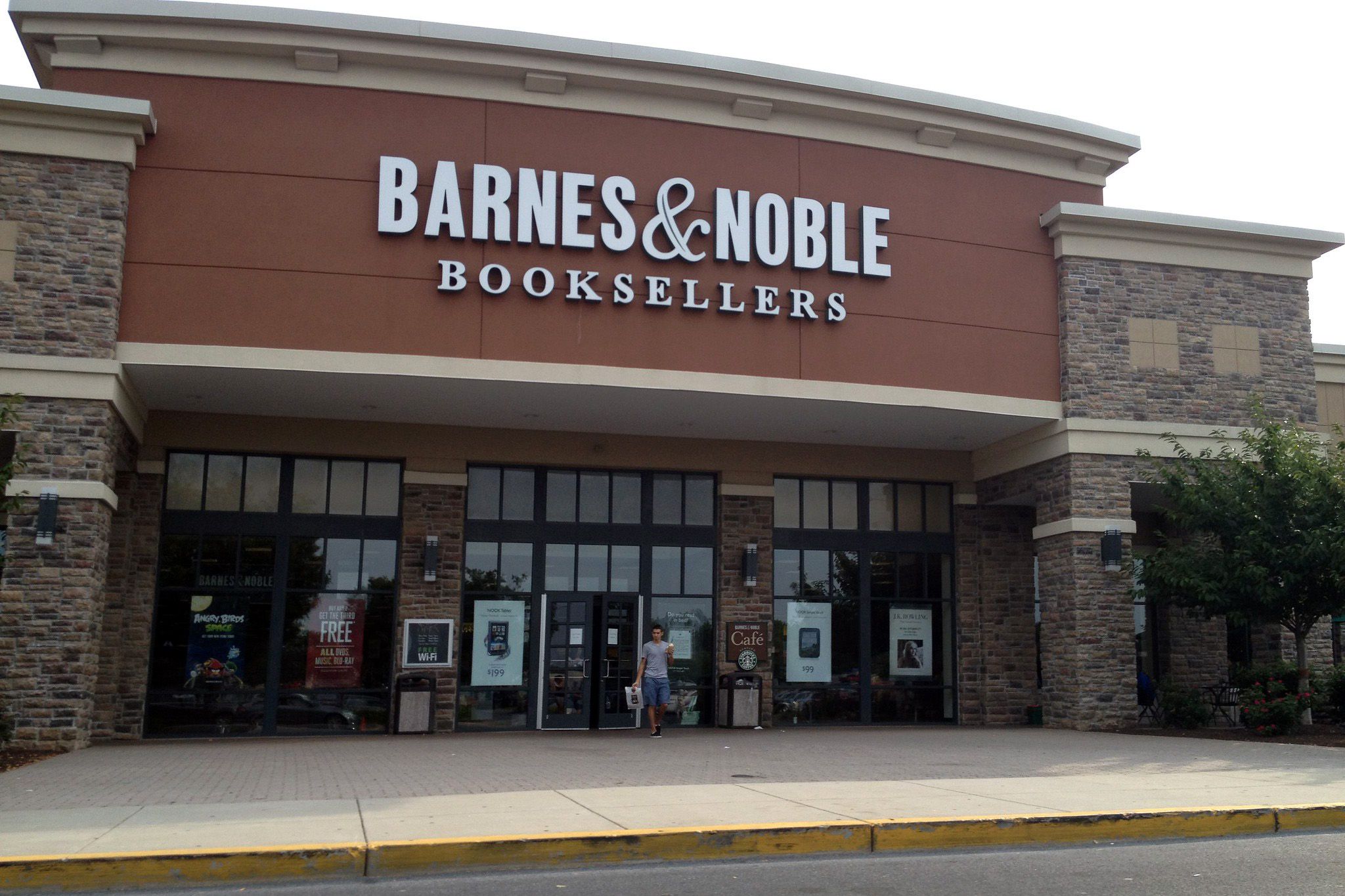 barnes & noble exterior